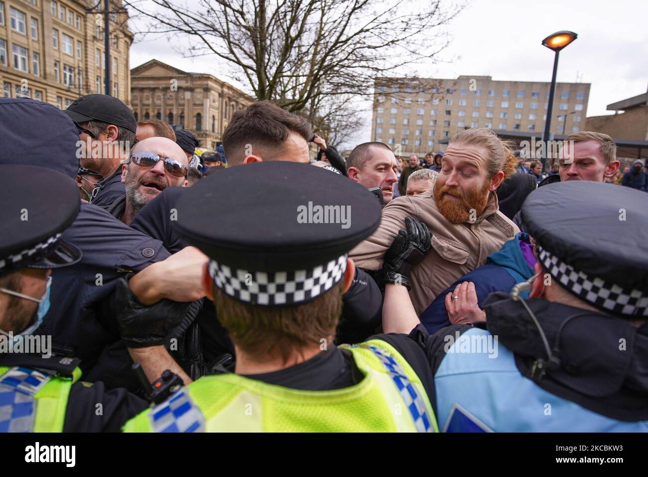 Des manifestants se sont opposés à la police lors d'une manifestation anti-verrouillage à Bradford. (Photo de Giannis Alexopoulos/NurPhoto) Banque D'Images