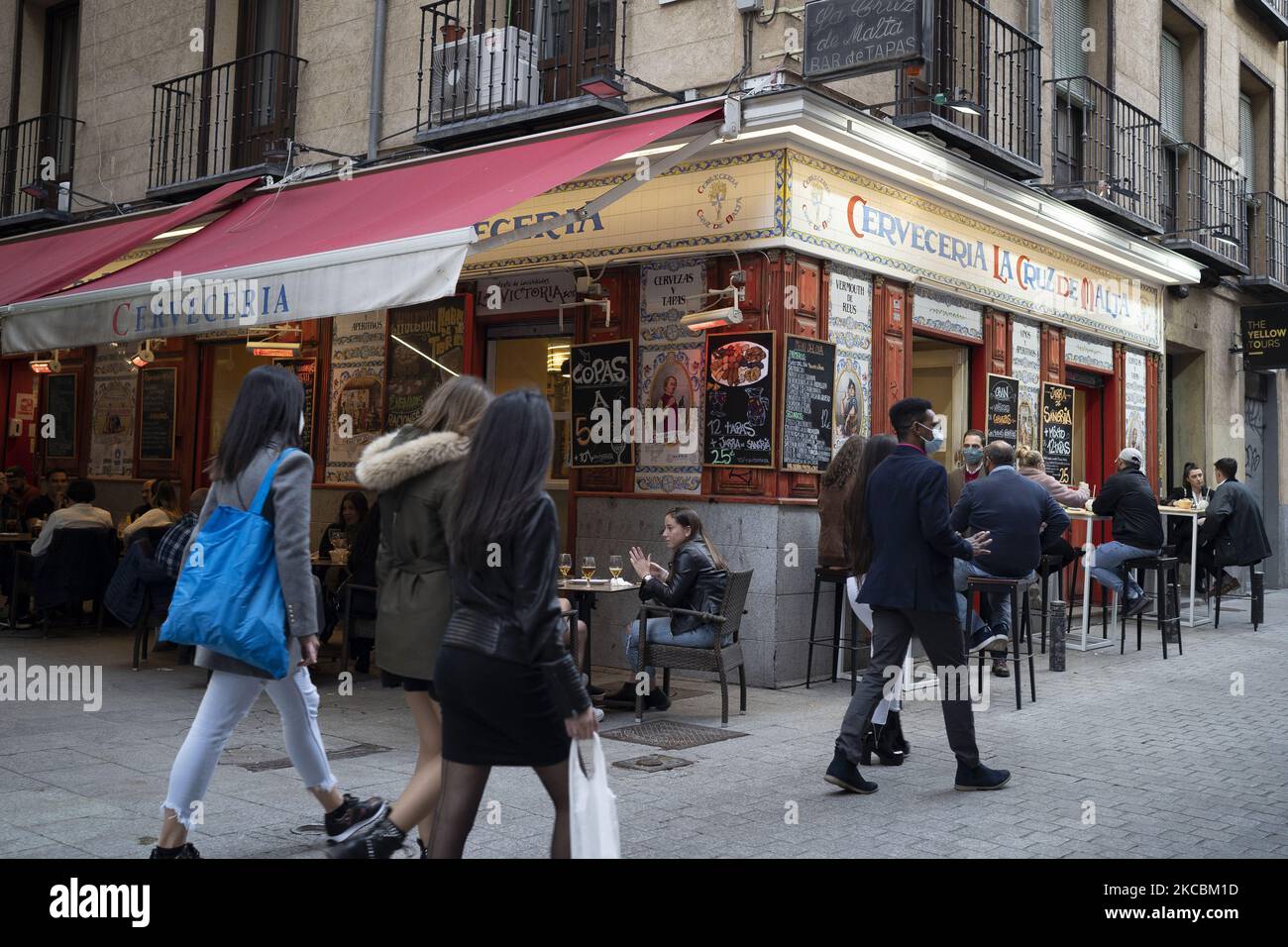 Les touristes se rendent à Madrid et s'assoient sur la terrasse d'un bar pendant la pandémie du coronavirus à 27 mars 2021, à Madrid, en Espagne. Alors que les chiffres de l'infection à Covid-19 restent élevés, Madrid, la capitale espagnole, a relativement assoupli les restrictions avec des bars et des restaurants ouverts depuis fin 2020. (Photo par Oscar Gonzalez/NurPhoto) Banque D'Images