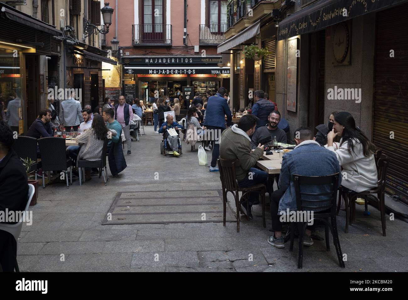 Les touristes se rendent à Madrid et s'assoient sur la terrasse d'un bar pendant la pandémie du coronavirus à 27 mars 2021, à Madrid, en Espagne. Alors que les chiffres de l'infection à Covid-19 restent élevés, Madrid, la capitale espagnole, a relativement assoupli les restrictions avec des bars et des restaurants ouverts depuis fin 2020. (Photo par Oscar Gonzalez/NurPhoto) Banque D'Images