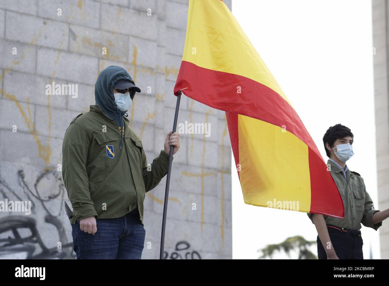 Le drapeau espagnol flotte dans les airs lors d'un rassemblement de partisans de droite à Arco de la Victoria commémorant le 82nd anniversaire de l'entrée de Franco et d'autres forces rebelles à Madrid à la suite du coup d'État espagnol de juillet 1936 contre la deuxième République espagnole, à 28 mars 2021, à Madrid, Espagne. Le général Francisco Franco Bahamonde a été le dictateur de l'Espagne de 1939, après la fin de la guerre civile espagnole, jusqu'à sa mort en 1975. (Photo par Oscar Gonzalez/NurPhoto) Banque D'Images