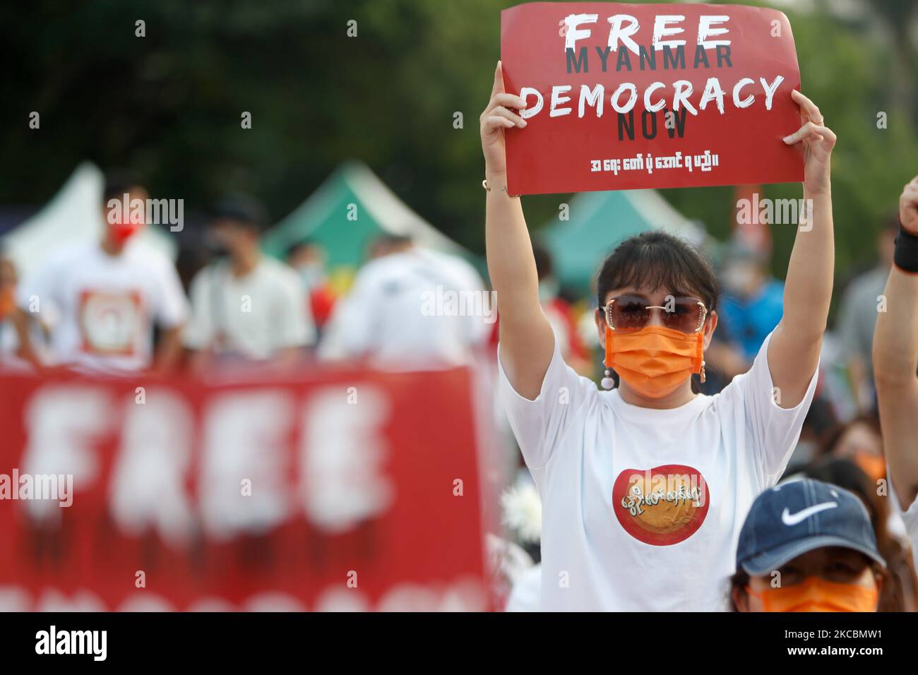 Près de 1000 manifestants birmans et Taiwanais tenant des portraits d'Aung San Suu Kyi, des drapeaux du Myanmar et des slogans scandés se rassemblent devant la place de la liberté de Taipei pour protester contre les meurtres militaires, les violences au Myanmar et exiger que l'armée se démette, à Taipei, Taïwan, le 28 mars 2021 (Photo de CEng Shou Yi/NurPhoto) Banque D'Images