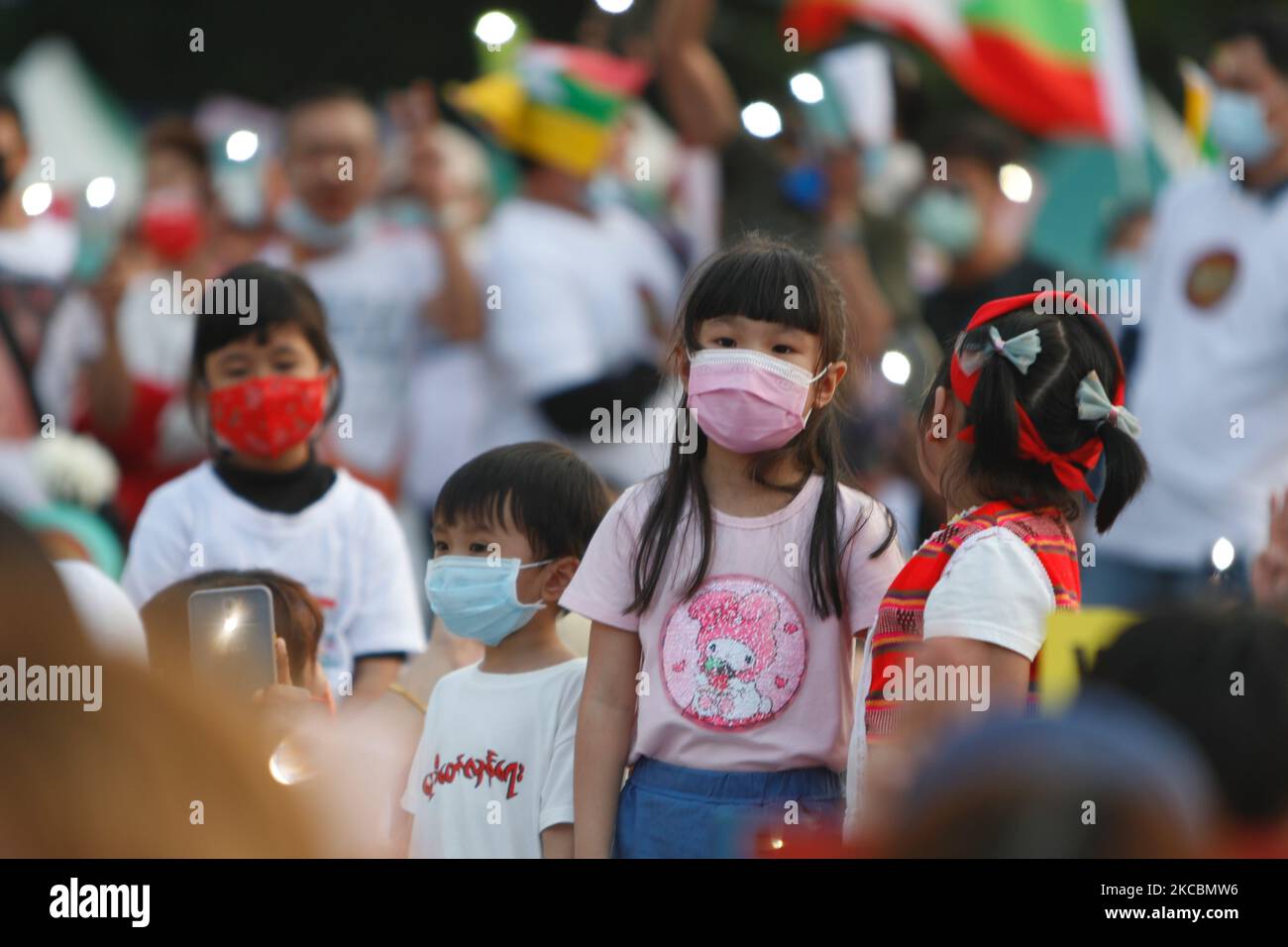 Près de 1000 manifestants birmans et Taiwanais tenant des portraits d'Aung San Suu Kyi, des drapeaux du Myanmar et des slogans scandés se rassemblent devant la place de la liberté de Taipei pour protester contre les meurtres militaires, les violences au Myanmar et exiger que l'armée se démette, à Taipei, Taïwan, le 28 mars 2021 (Photo de CEng Shou Yi/NurPhoto) Banque D'Images