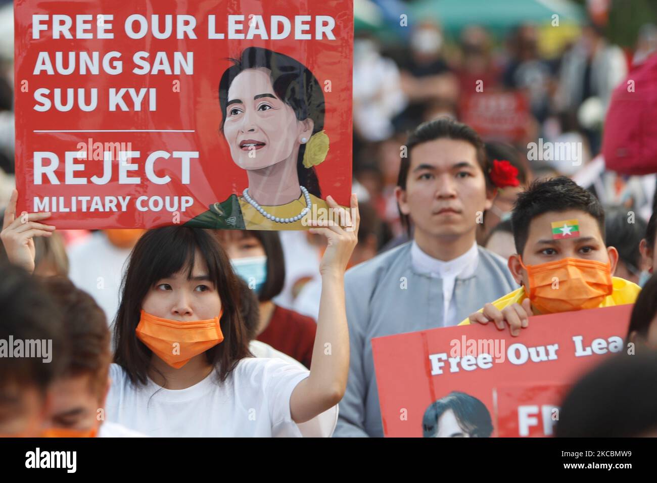 Près de 1000 manifestants birmans et Taiwanais tenant des portraits d'Aung San Suu Kyi, des drapeaux du Myanmar et des slogans scandés se rassemblent devant la place de la liberté de Taipei pour protester contre les meurtres militaires, les violences au Myanmar et exiger que l'armée se démette, à Taipei, Taïwan, le 28 mars 2021 (Photo de CEng Shou Yi/NurPhoto) Banque D'Images