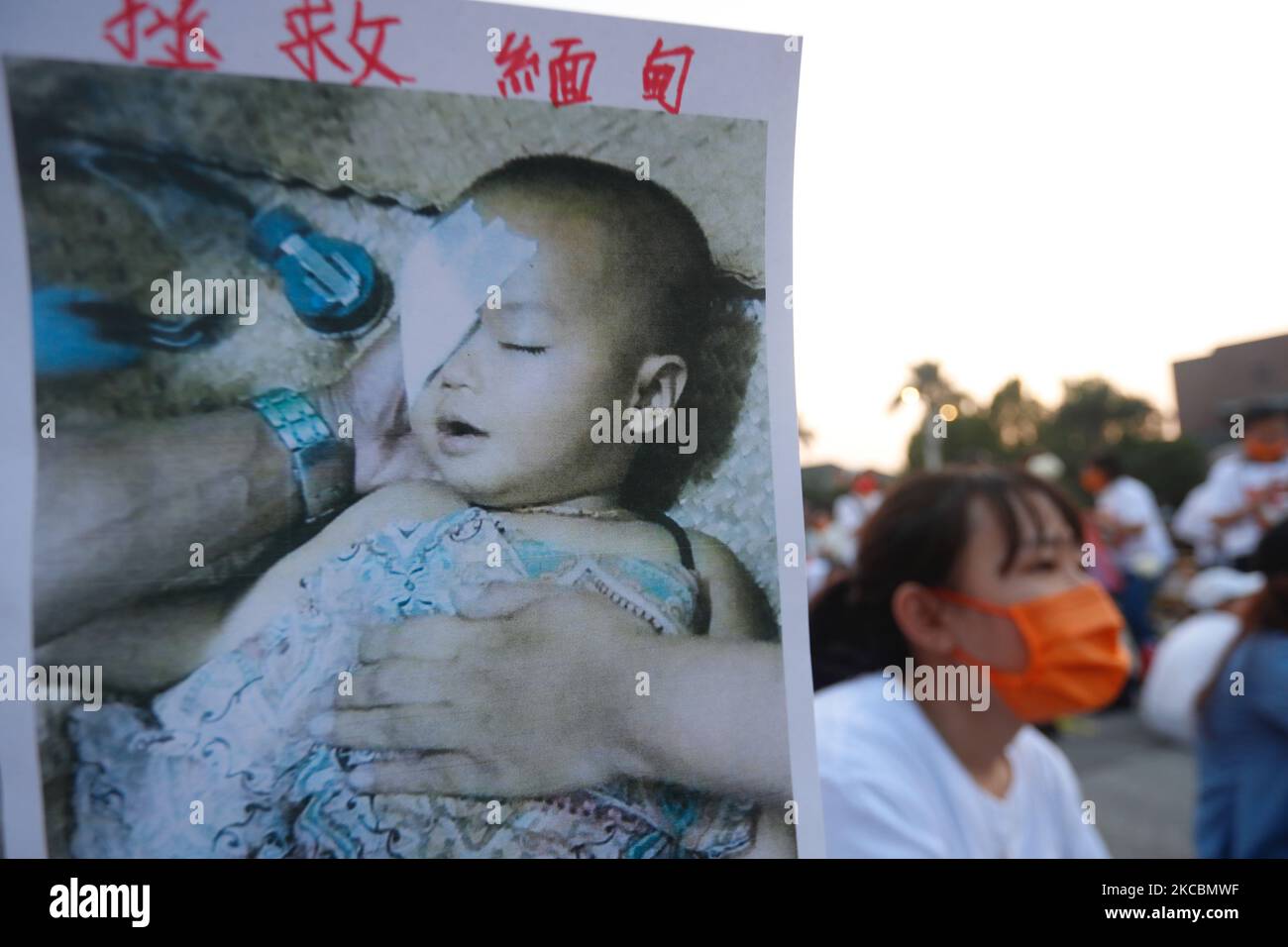 Près de 1000 manifestants birmans et Taiwanais tenant des portraits d'Aung San Suu Kyi, des drapeaux du Myanmar et des slogans scandés se rassemblent devant la place de la liberté de Taipei pour protester contre les meurtres militaires, les violences au Myanmar et exiger que l'armée se démette, à Taipei, Taïwan, le 28 mars 2021 (Photo de CEng Shou Yi/NurPhoto) Banque D'Images