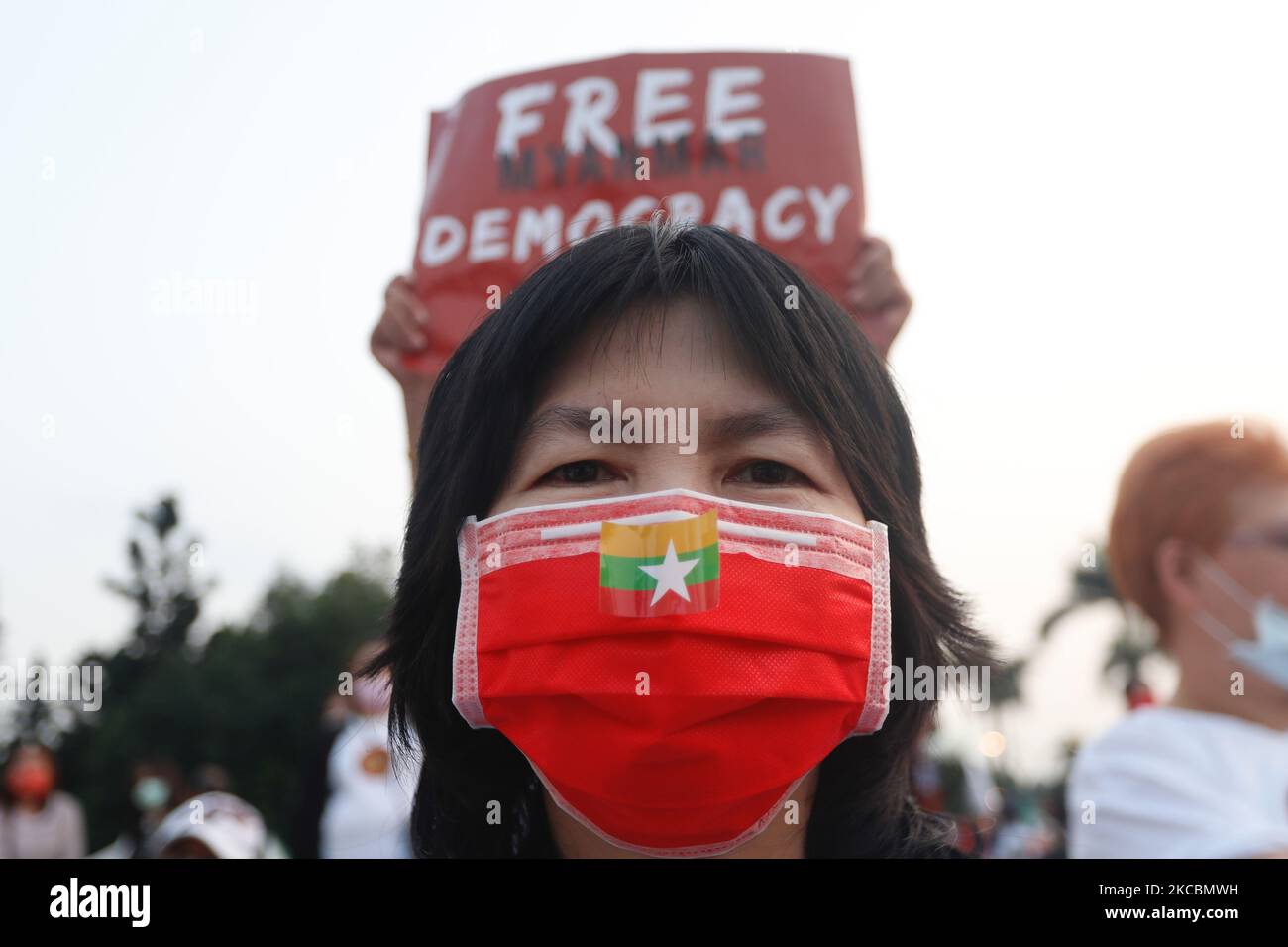 Près de 1000 manifestants birmans et Taiwanais tenant des portraits d'Aung San Suu Kyi, des drapeaux du Myanmar et des slogans scandés se rassemblent devant la place de la liberté de Taipei pour protester contre les meurtres militaires, les violences au Myanmar et exiger que l'armée se démette, à Taipei, Taïwan, le 28 mars 2021 (Photo de CEng Shou Yi/NurPhoto) Banque D'Images