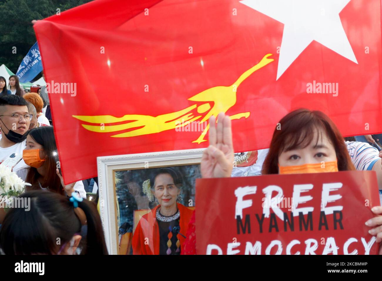 Près de 1000 manifestants birmans et Taiwanais tenant des portraits d'Aung San Suu Kyi, des drapeaux du Myanmar et des slogans scandés se rassemblent devant la place de la liberté de Taipei pour protester contre les meurtres militaires, les violences au Myanmar et exiger que l'armée se démette, à Taipei, Taïwan, le 28 mars 2021 (Photo de CEng Shou Yi/NurPhoto) Banque D'Images