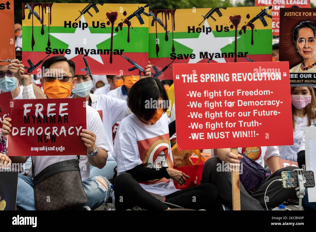 Groupe de personnes tenant un panneau portant la mention ''Myanmar libre'', 'Enregistrer le Myanmar', ''la révolution printanière'' 'faisant une prière contre le coup d'Etat du Myanmar à Taipei, Taiwan, sur 28 mars 2021. Des milliers de ressortissants du Myanmar et de Taiwanais se sont réunis ce dimanche après-midi pour montrer leur soutien aux manifestants anti-coup et prier pour ceux qui ont été tués par le gouvernement militaire du Myanmar.(photo de Jose Lopes Amaral/NurPhoto) Banque D'Images