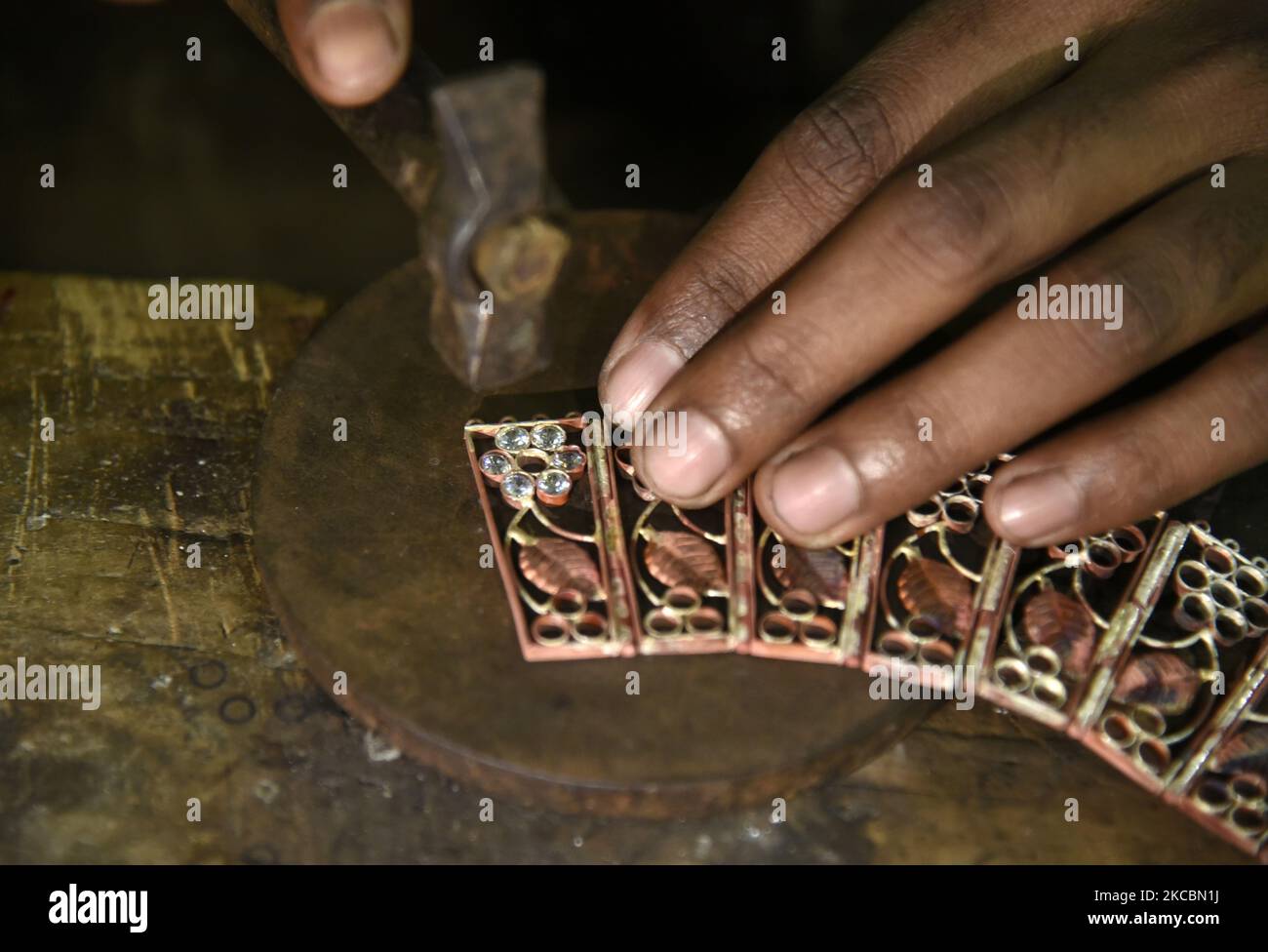 Bijoutier fabriquant des bijoux modernes lors d'un atelier à Nagaon, Assam, Inde, le 26 mars 2021. (Photo de David Talukdar/NurPhoto) Banque D'Images