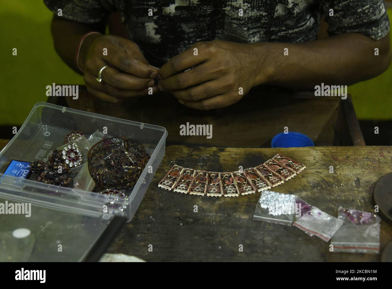 Bijoutier fabriquant des bijoux modernes lors d'un atelier à Nagaon, Assam, Inde, le 26 mars 2021. (Photo de David Talukdar/NurPhoto) Banque D'Images