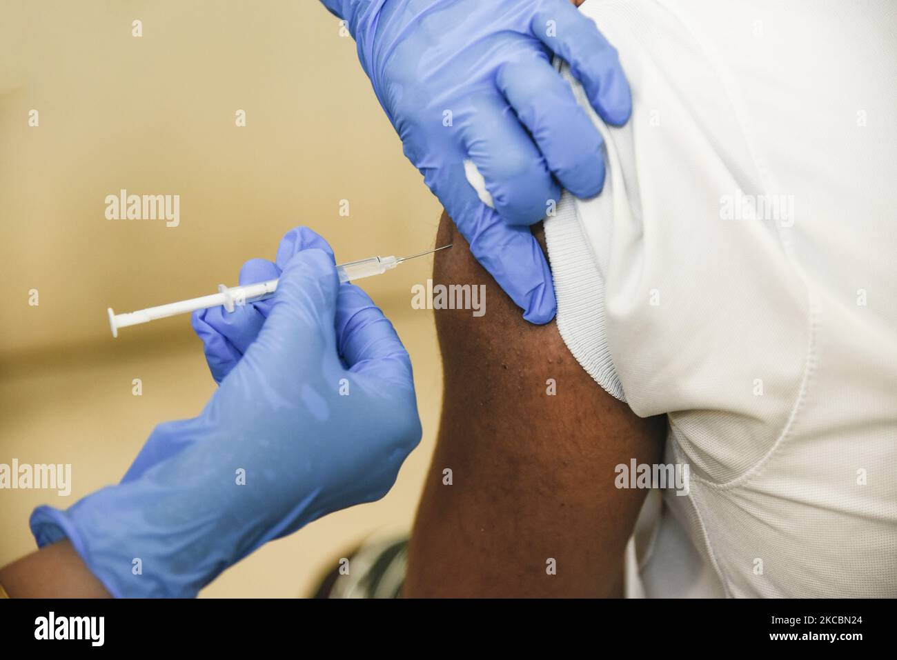 Un homme est vacciné contre le COVID-19 (COVISHIELD) à l'hôpital universitaire de Gauhati, à 23 mars 2021, à Guwahati, en Inde. A partir du 1 avril, les personnes de plus de 45 ans pourront prendre des vaccins contre le nouveau coronavirus, a annoncé mardi le ministre de l'Union, Prakash Javadekar. L'Inde, deuxième pays le plus peuplé du monde, a administré la première dose du vaccin COVID-19 à 30,6 millions de personnes jusqu'au 18 mars 2021. (Photo de David Talukdar/NurPhoto) Banque D'Images