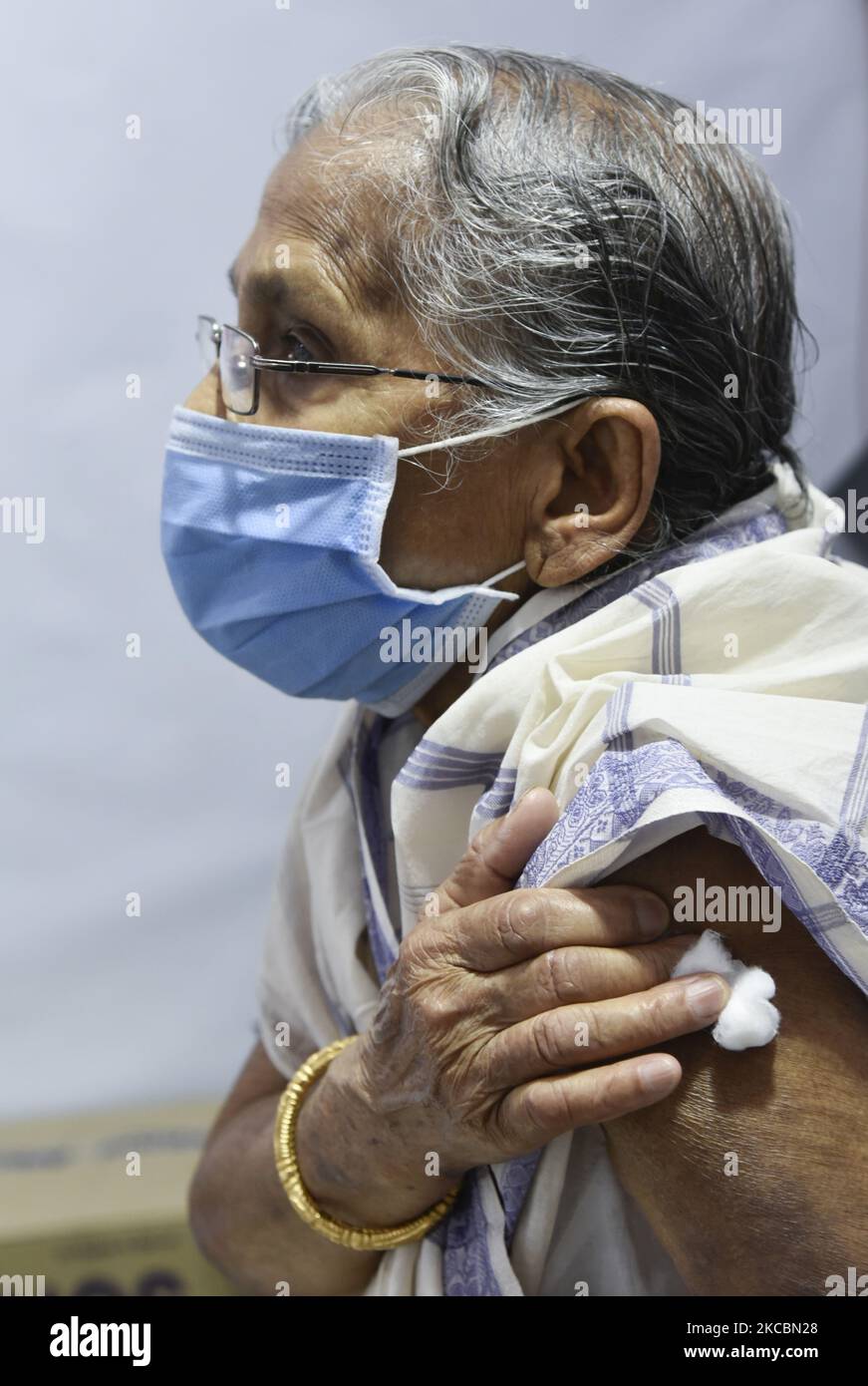 Une femme âgée est vaccinée contre le COVID-19 (COVISHIELD) à l'hôpital universitaire de Gauhati, à 23 mars 2021, à Guwahati, en Inde. A partir du 1 avril, les personnes de plus de 45 ans pourront prendre des vaccins contre le nouveau coronavirus, a annoncé mardi le ministre de l'Union, Prakash Javadekar. L'Inde, deuxième pays le plus peuplé du monde, a administré la première dose du vaccin COVID-19 à 30,6 millions de personnes jusqu'au 18 mars 2021. (Photo de David Talukdar/NurPhoto) Banque D'Images