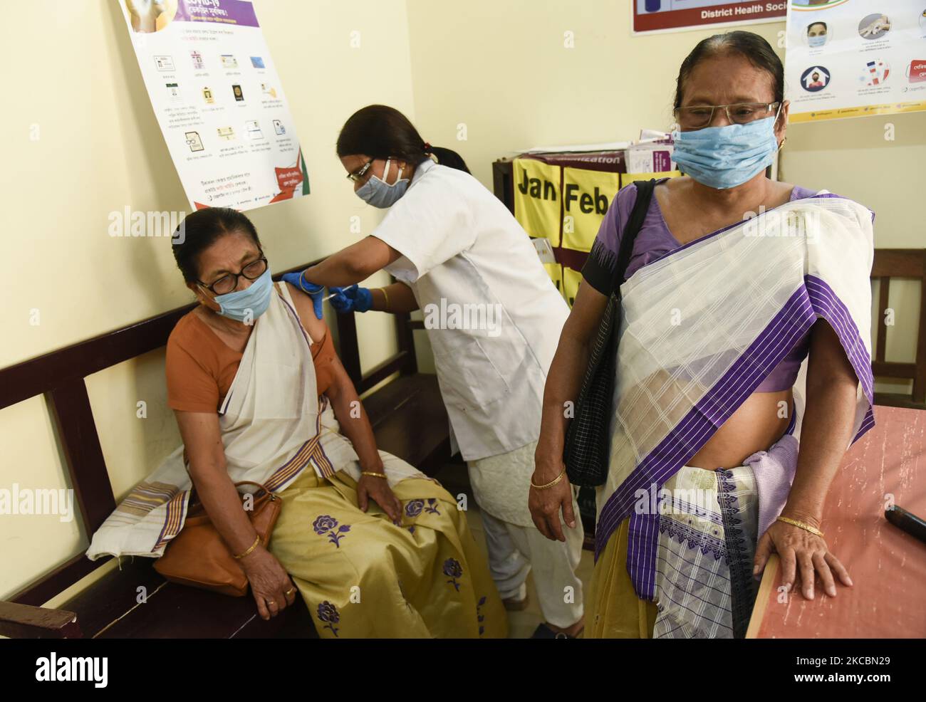 Une femme est vaccinée contre le COVID-19 (COVISHIELD) dans un hôpital gouvernemental de 23 mars 2021, à Guwahati, en Inde. A partir du 1 avril, les personnes de plus de 45 ans pourront prendre des vaccins contre le nouveau coronavirus, a annoncé mardi le ministre de l'Union, Prakash Javadekar. L'Inde, deuxième pays le plus peuplé du monde, a administré la première dose du vaccin COVID-19 à 30,6 millions de personnes jusqu'au 18 mars 2021. (Photo de David Talukdar/NurPhoto) Banque D'Images