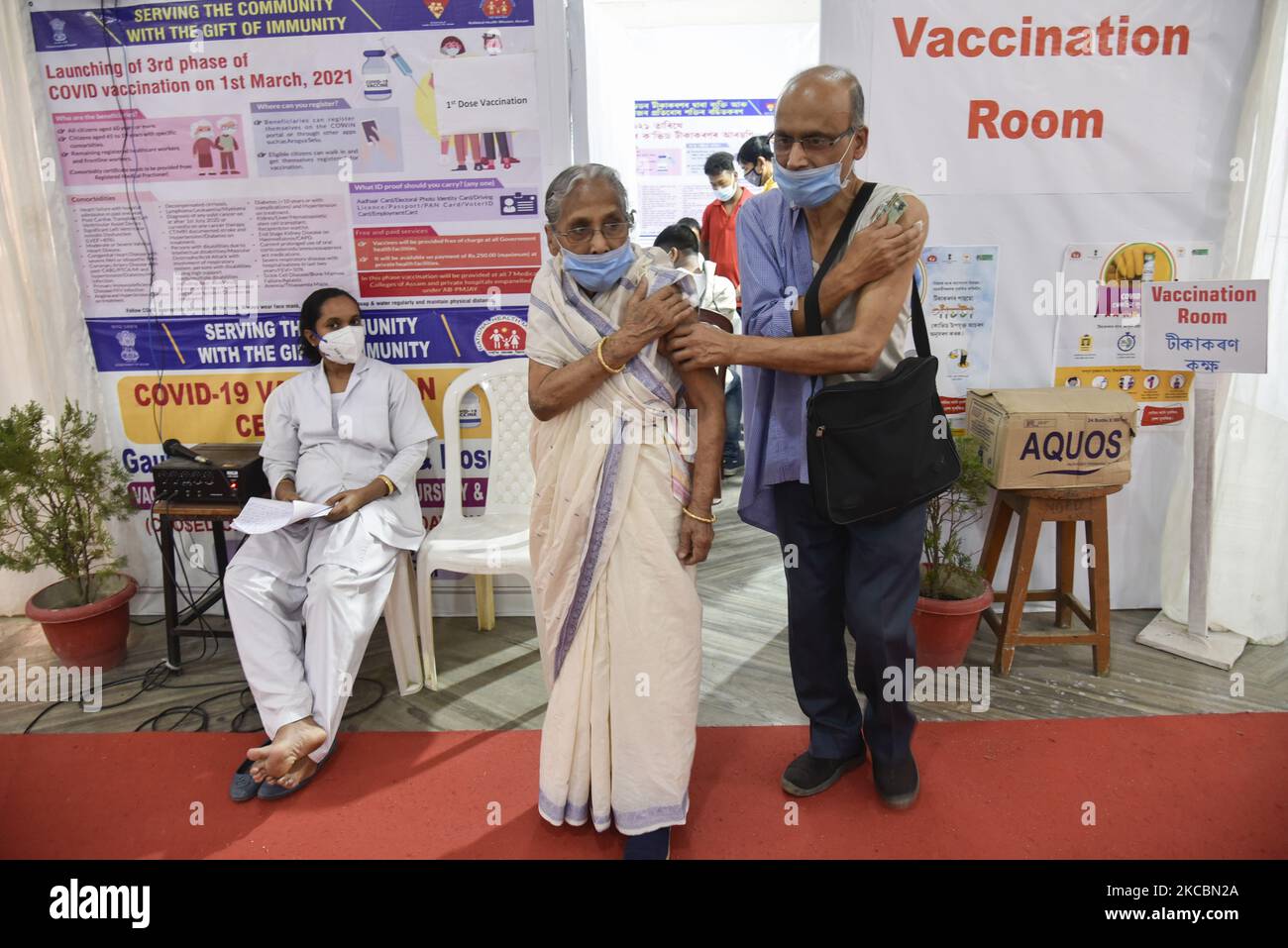 Personnes vaccinées contre le COVID-19 (COVISHIELD) à l'hôpital universitaire de Gauhati, à 23 mars 2021, à Guwahati, en Inde. A partir du 1 avril, les personnes de plus de 45 ans pourront prendre des vaccins contre le nouveau coronavirus, a annoncé mardi le ministre de l'Union, Prakash Javadekar. L'Inde, deuxième pays le plus peuplé du monde, a administré la première dose du vaccin COVID-19 à 30,6 millions de personnes jusqu'au 18 mars 2021. (Photo de David Talukdar/NurPhoto) Banque D'Images