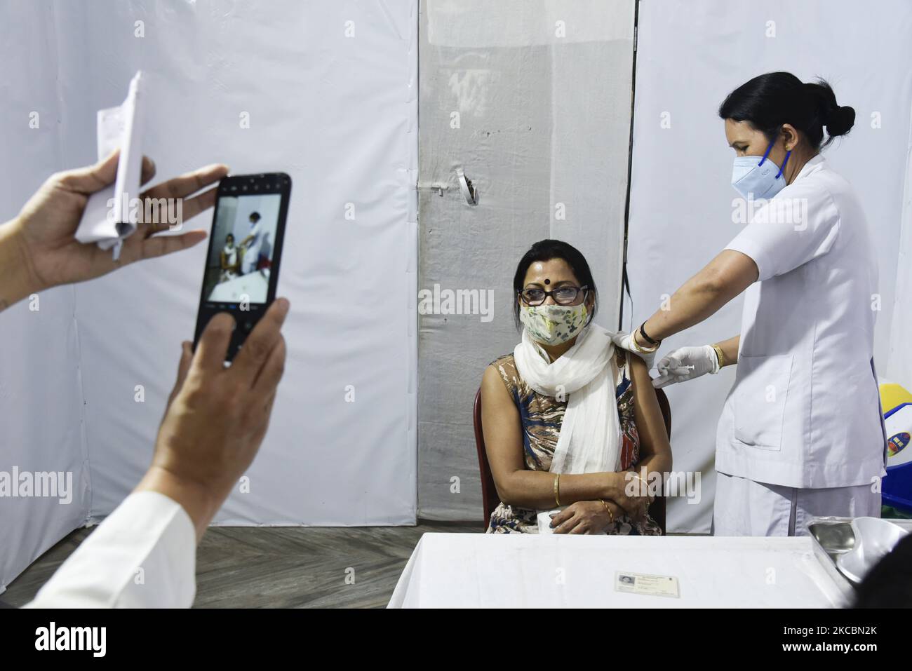 Une femme est vaccinée contre le COVID-19 (COVISHIELD) à l'hôpital universitaire de Gauhati, à 23 mars 2021, à Guwahati, en Inde. A partir du 1 avril, les personnes de plus de 45 ans pourront prendre des vaccins contre le nouveau coronavirus, a annoncé mardi le ministre de l'Union, Prakash Javadekar. L'Inde, deuxième pays le plus peuplé du monde, a administré la première dose du vaccin COVID-19 à 30,6 millions de personnes jusqu'au 18 mars 2021. (Photo de David Talukdar/NurPhoto) Banque D'Images
