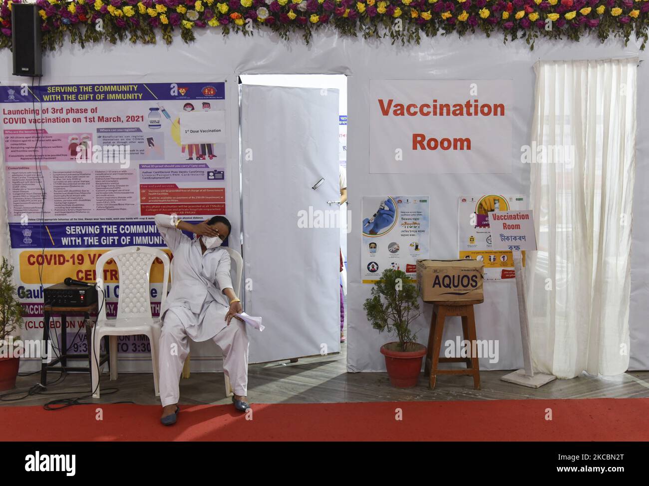 Les travailleurs de la santé se trouvent à l'extérieur d'une salle de vaccination COVID-19 à l'hôpital universitaire de Gauhati, à 23 mars 2021, à Guwahati, en Inde. A partir du 1 avril, les personnes de plus de 45 ans pourront prendre des vaccins contre le nouveau coronavirus, a annoncé mardi le ministre de l'Union, Prakash Javadekar. L'Inde, deuxième pays le plus peuplé du monde, a administré la première dose du vaccin COVID-19 à 30,6 millions de personnes jusqu'au 18 mars 2021. (Photo de David Talukdar/NurPhoto) Banque D'Images
