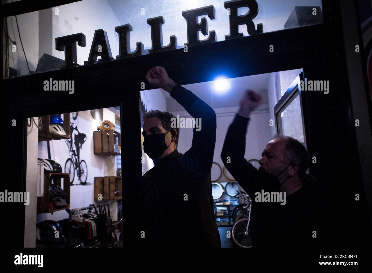 Manifestation pour la liberté d'expression et amnistie pour Pablo Hasel et le reste des prisonniers politiques. Environ cinq cents personnes ont manifesté dans le centre de Barcelone, Espagne, le 20 mars 2021, le jour qui marque un mois depuis l'emprisonnement de Pablo Hasel. La manifestation a passé paisiblement avec une présence lointaine de la police des escouades d'émeute. Le Sanitarios por la Republica est un groupe de volontaires qui a été créé suite à la répression du référendum du 1 octobre 2017. Depuis lors, ils ont été présents à toutes les manifestations pour fournir des soins. (Photo par Isidre Garcia Punti/Nur Banque D'Images