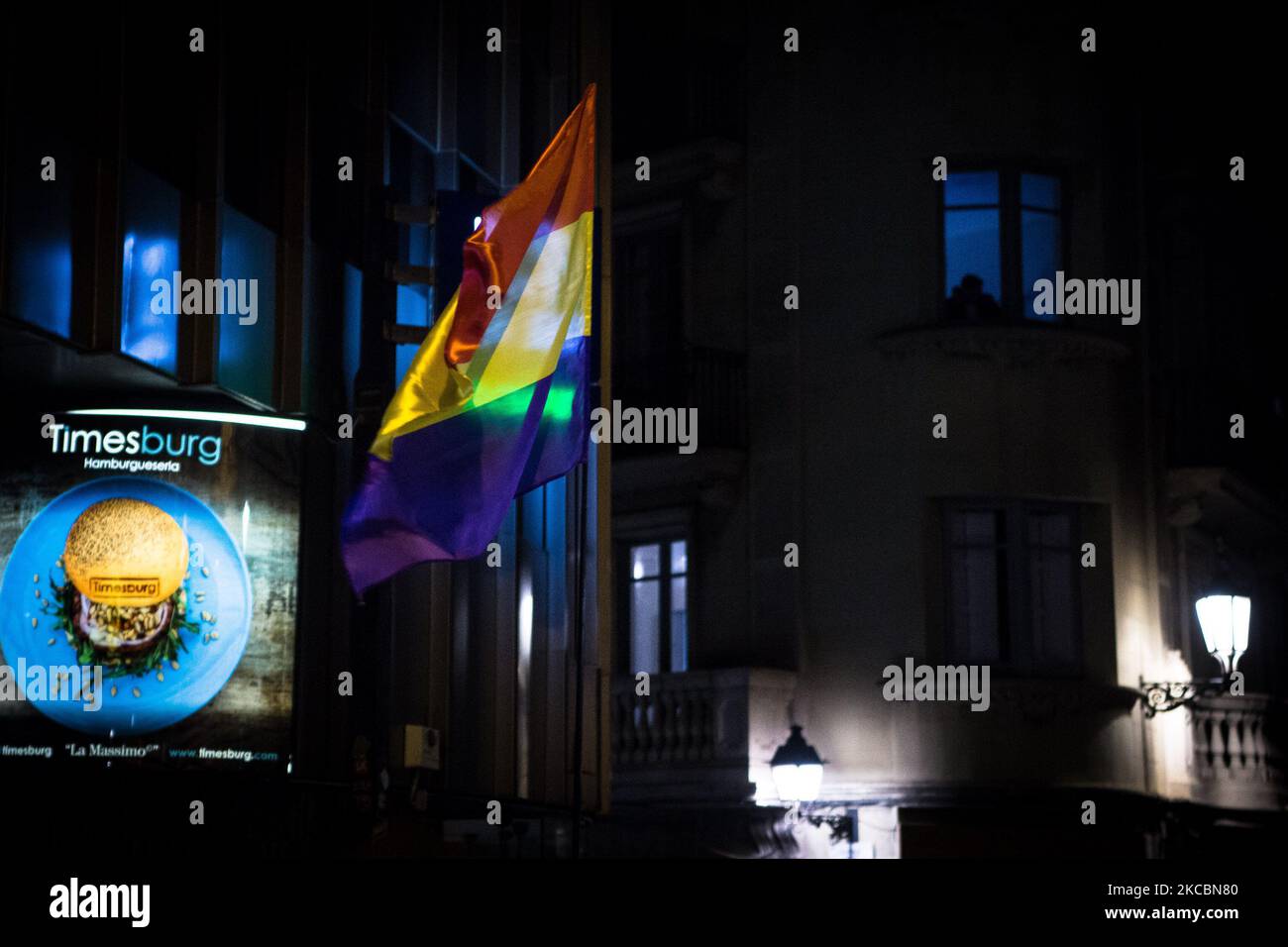 Manifestation pour la liberté d'expression et amnistie pour Pablo Hasel et le reste des prisonniers politiques. Environ cinq cents personnes ont manifesté dans le centre de Barcelone, Espagne, le 20 mars 2021, le jour qui marque un mois depuis l'emprisonnement de Pablo Hasel. La manifestation a passé paisiblement avec une présence lointaine de la police des escouades d'émeute. Le Sanitarios por la Republica est un groupe de volontaires qui a été créé suite à la répression du référendum du 1 octobre 2017. Depuis lors, ils ont été présents à toutes les manifestations pour fournir des soins. (Photo par Isidre Garcia Punti/Nur Banque D'Images