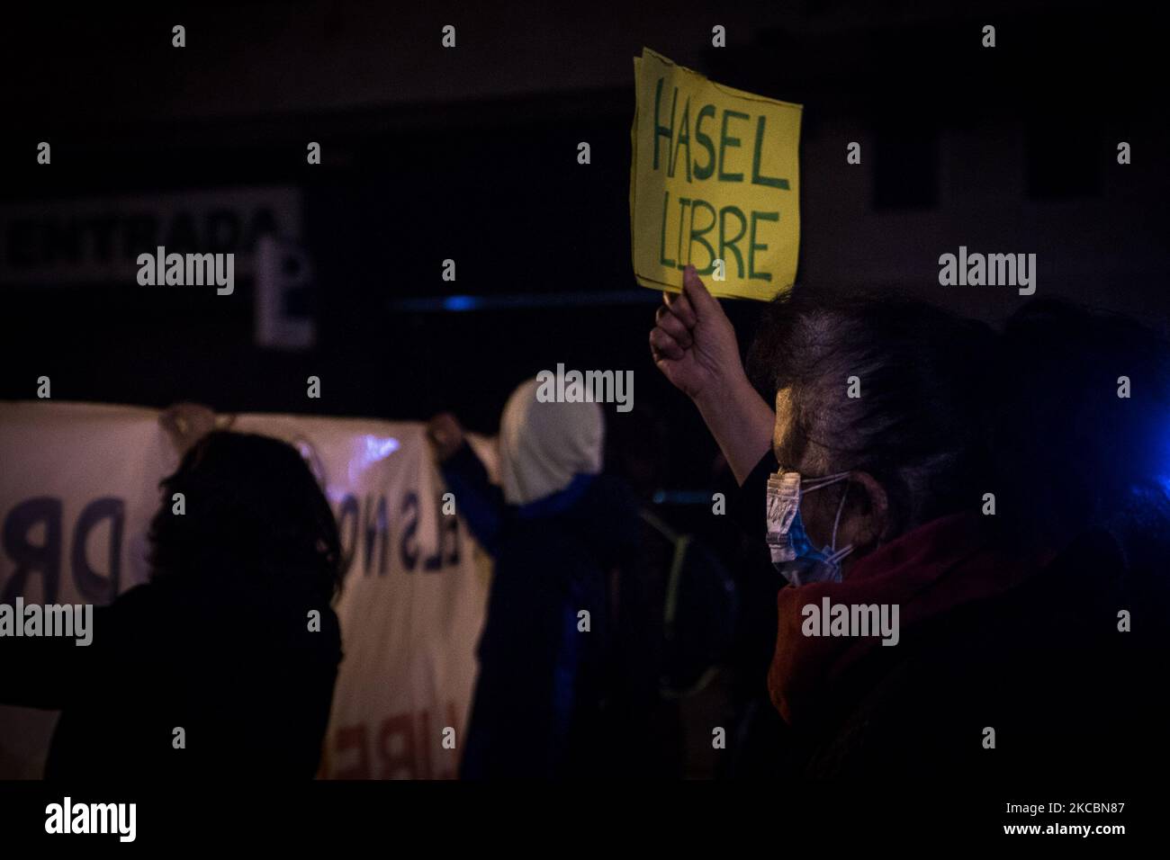 Manifestation pour la liberté d'expression et amnistie pour Pablo Hasel et le reste des prisonniers politiques. Environ cinq cents personnes ont manifesté dans le centre de Barcelone, Espagne, le 20 mars 2021, le jour qui marque un mois depuis l'emprisonnement de Pablo Hasel. La manifestation a passé paisiblement avec une présence lointaine de la police des escouades d'émeute. Le Sanitarios por la Republica est un groupe de volontaires qui a été créé suite à la répression du référendum du 1 octobre 2017. Depuis lors, ils ont été présents à toutes les manifestations pour fournir des soins. (Photo par Isidre Garcia Punti/Nur Banque D'Images