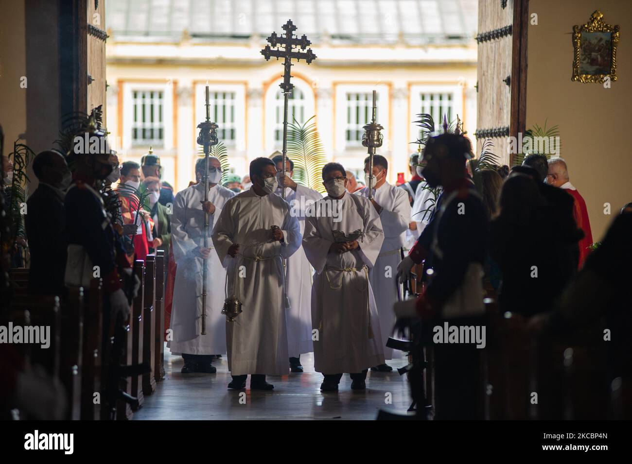 Le dévot assiste à la messe du dimanche des palmes 'Domingo de Ramos' à l'intérieur de la cathédrale primaire de Colombie dans un événement transmis par la télévision pour empêcher des rassemblements massifs dans le cadre de la nouvelle pandémie du coronavirus à Bogota, Colombie sur 28 mars 2021. La messe a été gardée par les soldats de la garde présidentielle lors d'une cérémonie, en utilisant leurs uniformes traditionnels de l'armée. (Photo par Sebastian Barros/NurPhoto) Banque D'Images