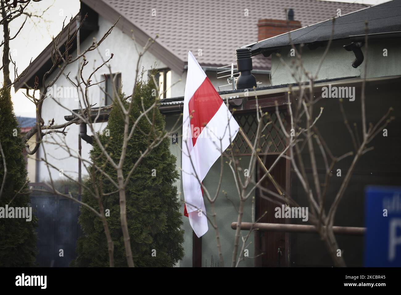 Un drapeau bélarussien est suspendu à l'entrée d'une maison à Varsovie, en Pologne, sur 28 mars 2021. (Photo de Jaap Arriens/NurPhoto) Banque D'Images