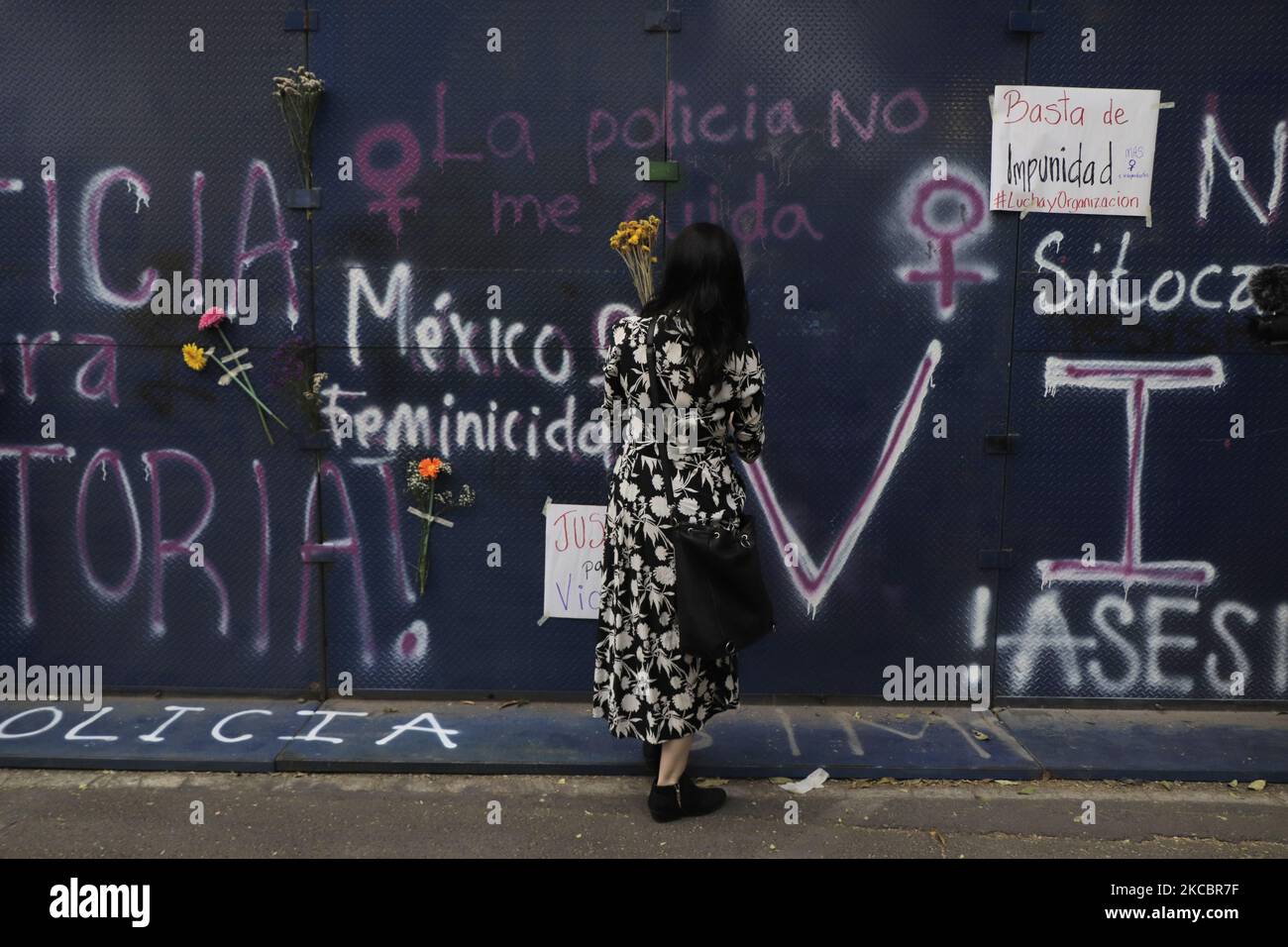 Une femme intervient avec des fleurs et des clôtures métalliques à l'extérieur de la représentation de Quintana Roo à Mexico, pour protester contre le féminicide de Victoria Salazar, un migrant salvadorien qui a été subdué et assassiné par des policiers de Tulum. (Photo de Gerardo Vieyra/NurPhoto) Banque D'Images