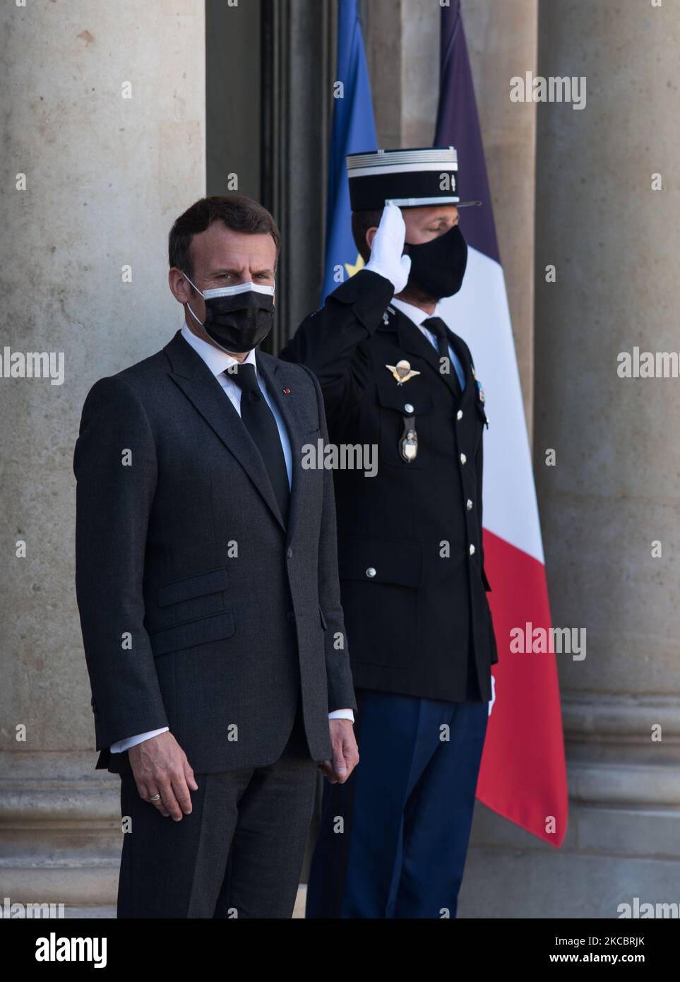 Le Président de la République française Emmanuel Macron attend l'arrivée de Nechirvan Barzani, Président de la région autonome du Kurdistan irakien, au Palais de l'Elysée, à Paris, sur 30 mars 2021. (Photo par Andrea Savorani Neri/NurPhoto) Banque D'Images