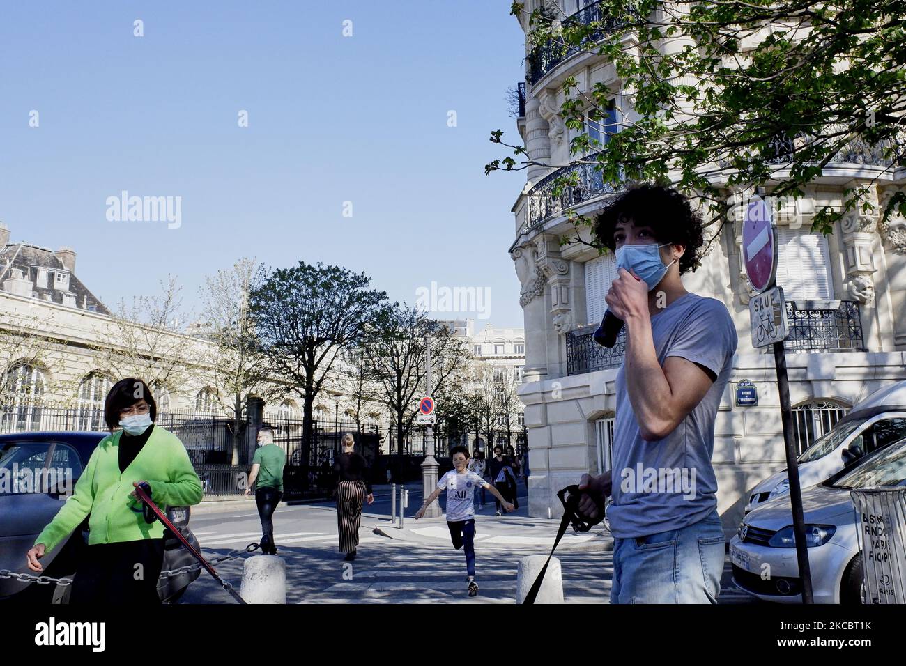 Les gens apprécient le soleil et les rues de Paris sur 30 mars 2021 la deuxième semaine d'un nouveau confinement en France. (Photo par Adnan Farzat/NurPhoto) Banque D'Images