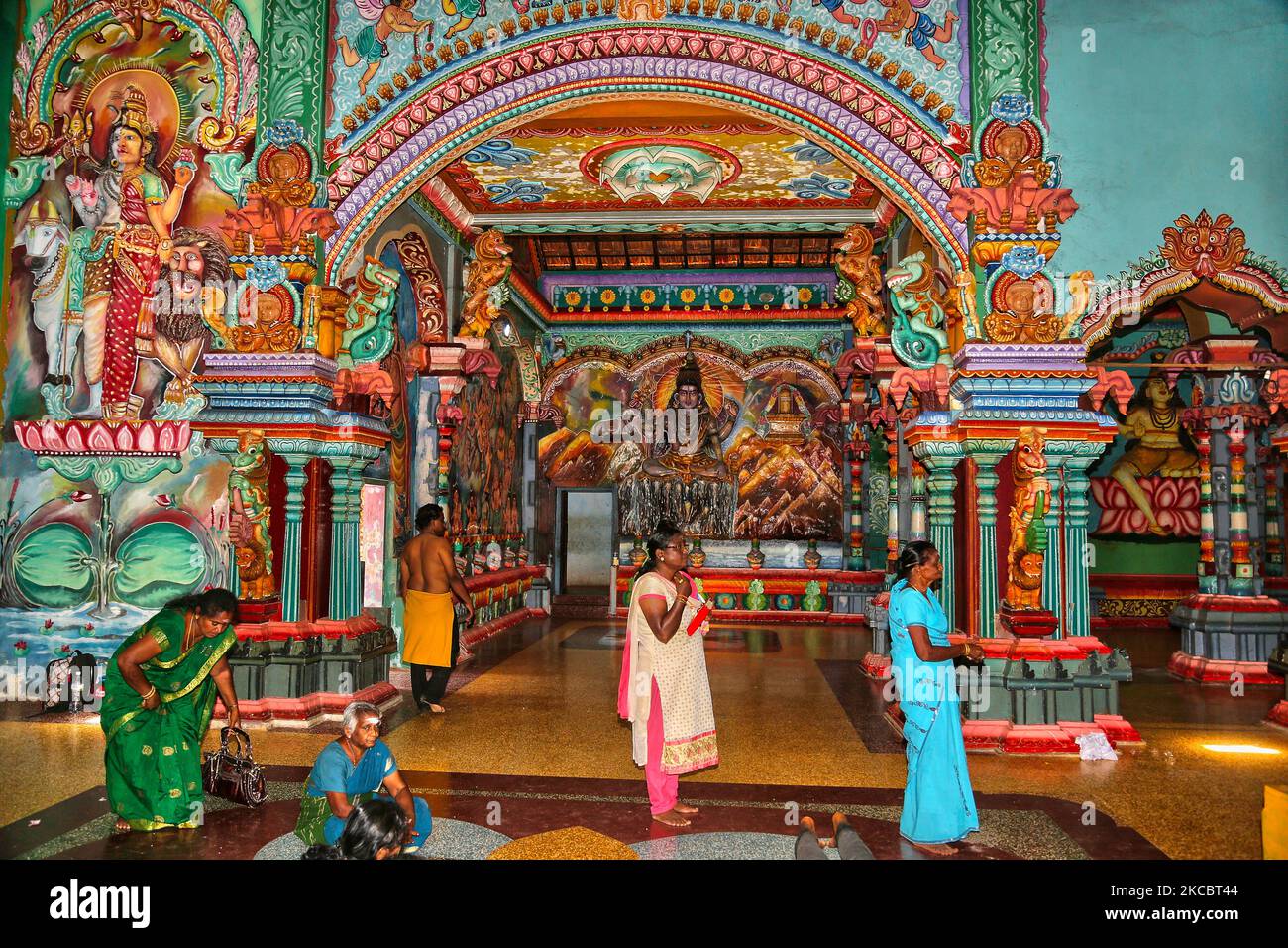 Intérieur du temple hindou Keerimalai Naguleswaram (Thirutambaleswaram Kovil de Keerimalai) situé à Keerimalai, Sri Lanka. Ce temple est l'un des plus anciens sanctuaires de la région et a été en grande partie détruit par les missionnaires jésuites après la conquête portugaise du royaume de Jaffna. Il a été restauré par la suite par Arumuka Navalar en 1894, occupé par l'armée sri-lankaise en 1983 et bombardé par l'armée de l'air sri-lankaise en 1993. Le temple est en cours de restauration. (Photo de Creative Touch Imaging Ltd./NurPhoto) Banque D'Images