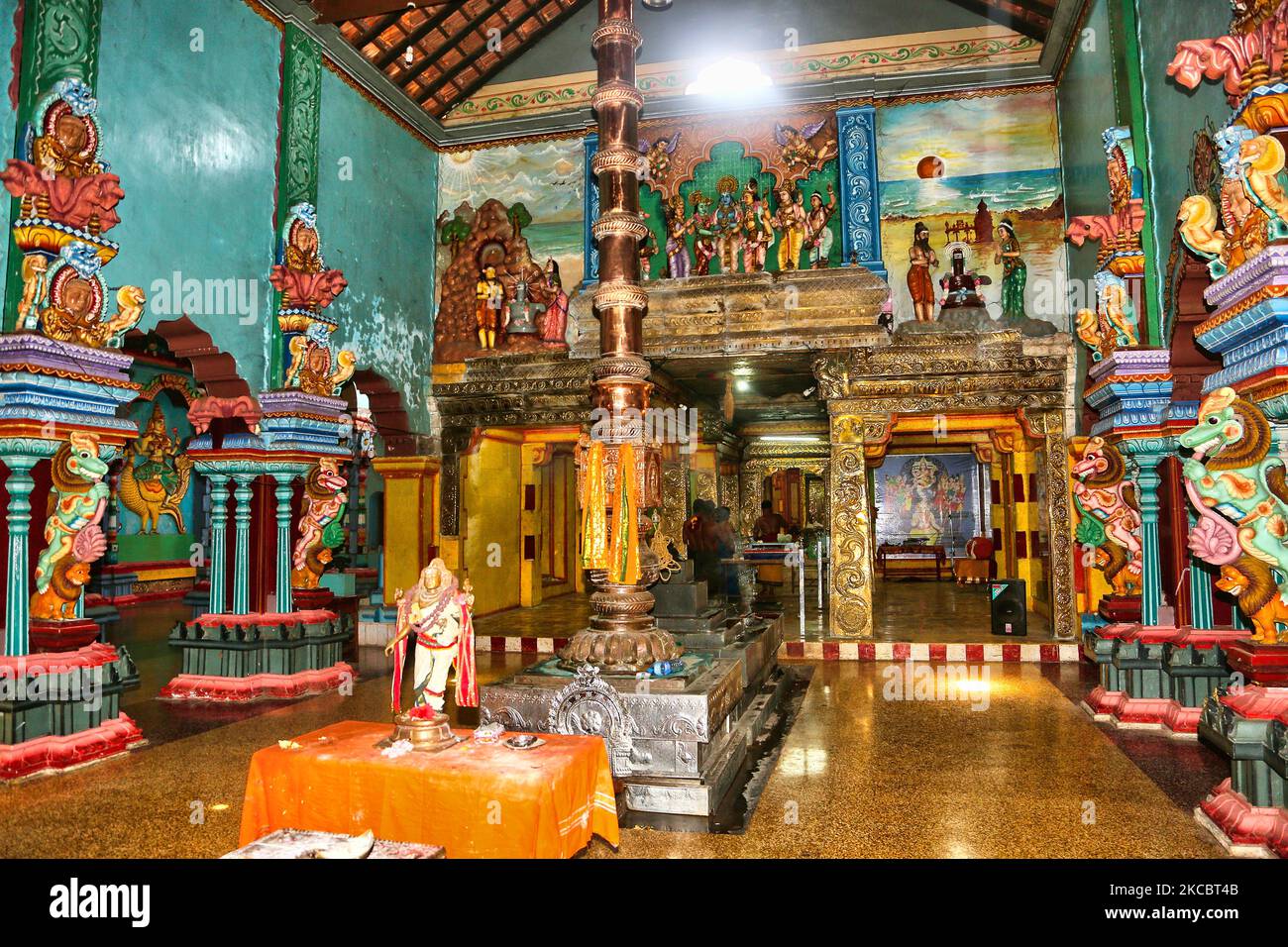 Intérieur du temple hindou Keerimalai Naguleswaram (Thirutambaleswaram Kovil de Keerimalai) situé à Keerimalai, Sri Lanka. Ce temple est l'un des plus anciens sanctuaires de la région et a été en grande partie détruit par les missionnaires jésuites après la conquête portugaise du royaume de Jaffna. Il a été restauré par la suite par Arumuka Navalar en 1894, occupé par l'armée sri-lankaise en 1983 et bombardé par l'armée de l'air sri-lankaise en 1993. Le temple est en cours de restauration. (Photo de Creative Touch Imaging Ltd./NurPhoto) Banque D'Images