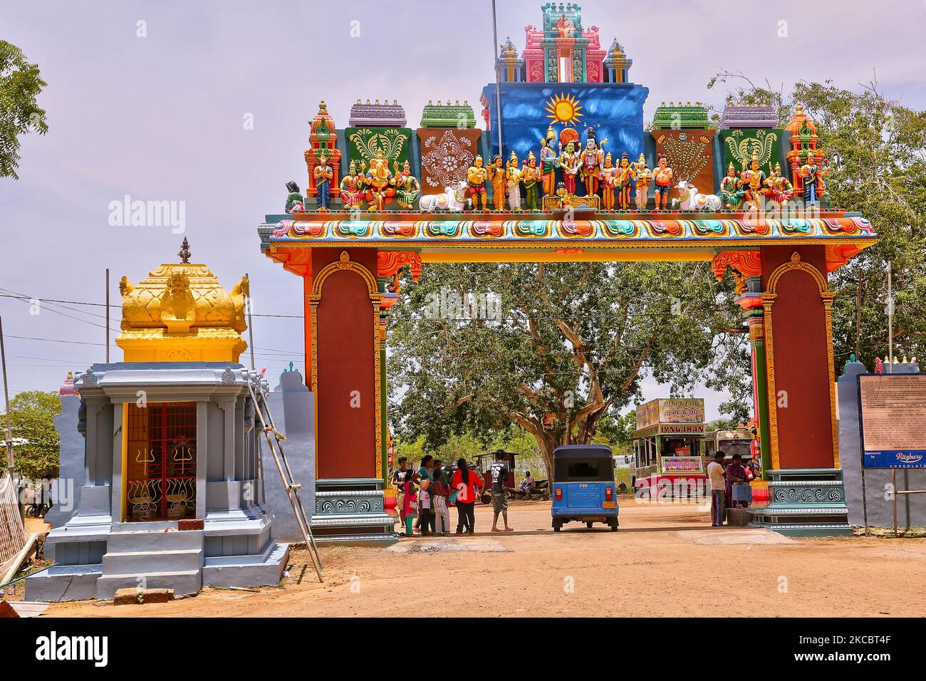 Porte du temple hindou Keerimalai Naguleswaram (Thirutambaleswaram Kovil de Keerimalai) situé à Keerimalai, Sri Lanka. Ce temple est l'un des plus anciens sanctuaires de la région et a été en grande partie détruit par les missionnaires jésuites après la conquête portugaise du royaume de Jaffna. Il a été restauré par la suite par Arumuka Navalar en 1894, occupé par l'armée sri-lankaise en 1983 et bombardé par l'armée de l'air sri-lankaise en 1993. Le temple est en cours de restauration. (Photo de Creative Touch Imaging Ltd./NurPhoto) Banque D'Images