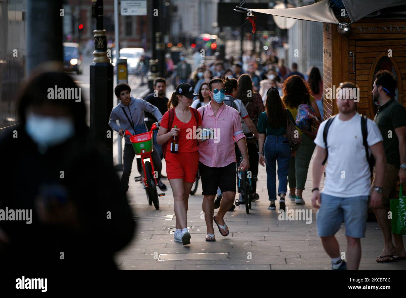 Un homme portant un masque de visage marche le long d'une rue animée de Bridge à l'extérieur de la gare de Westminster alors que le crépuscule tombe à la fin d'une chaude journée de printemps à Londres, en Angleterre, sur 30 mars 2021. Hier, les restrictions relatives au verrouillage des coronavirus ont été assouplies dans toute l'Angleterre, la règle de la « maison isolée » ayant pris fin, les groupes de six personnes ont été autorisés à se réunir à l'extérieur, les sports en plein air ont repris et les mariages avec jusqu'à six personnes sont maintenant autorisés. Les magasins, l'hôtellerie et les loisirs restent fermés, mais la prochaine étape de l'assouplissement du confinement n'est pas prévue avant 12 avril au plus tôt. (Photo de David Cliff/NurPhoto) Banque D'Images