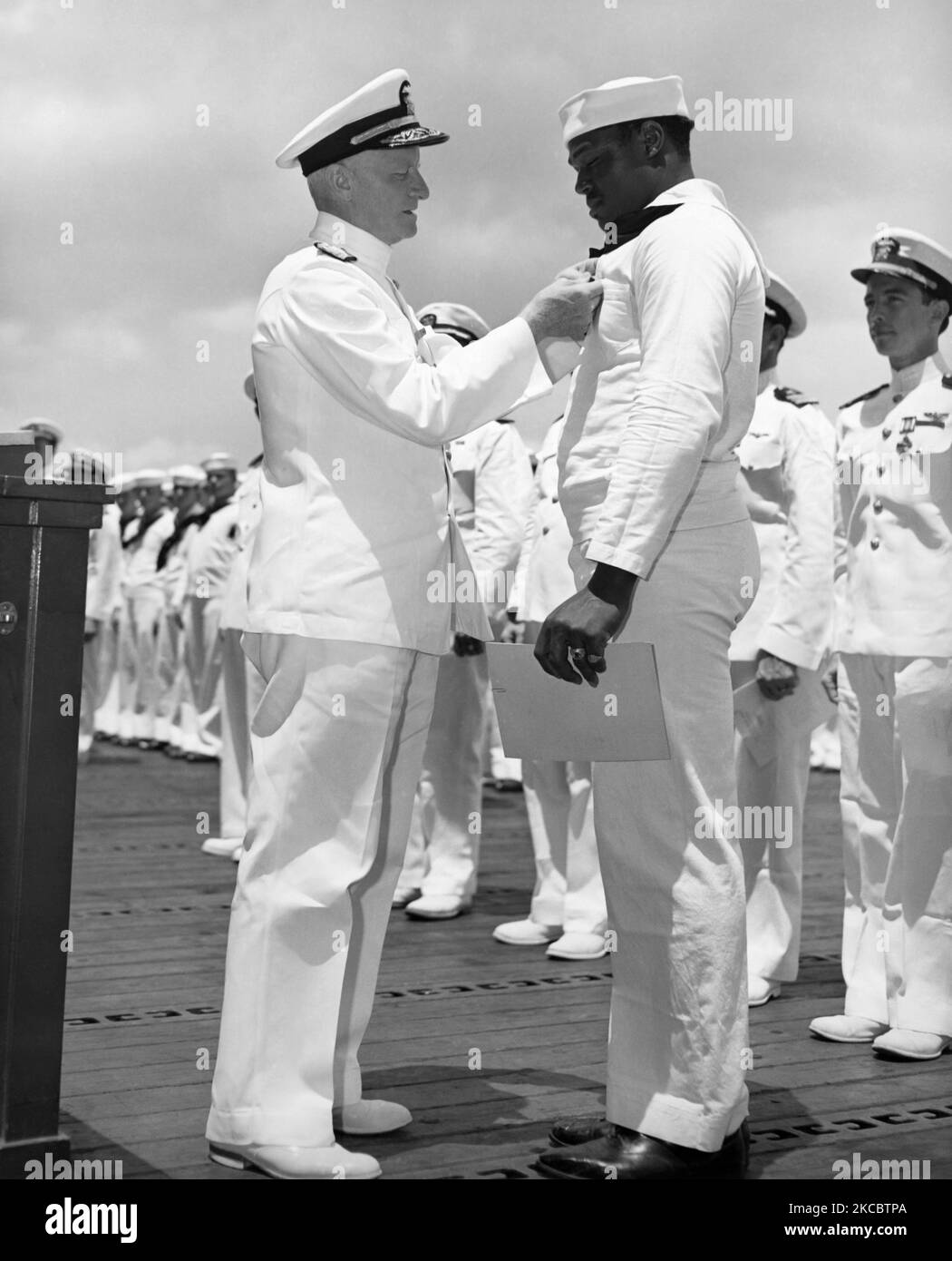 Doris Miller reçoit la Médaille de la Croix de la Marine de l'amiral Nimitz pendant la Seconde Guerre mondiale, 1942. Banque D'Images