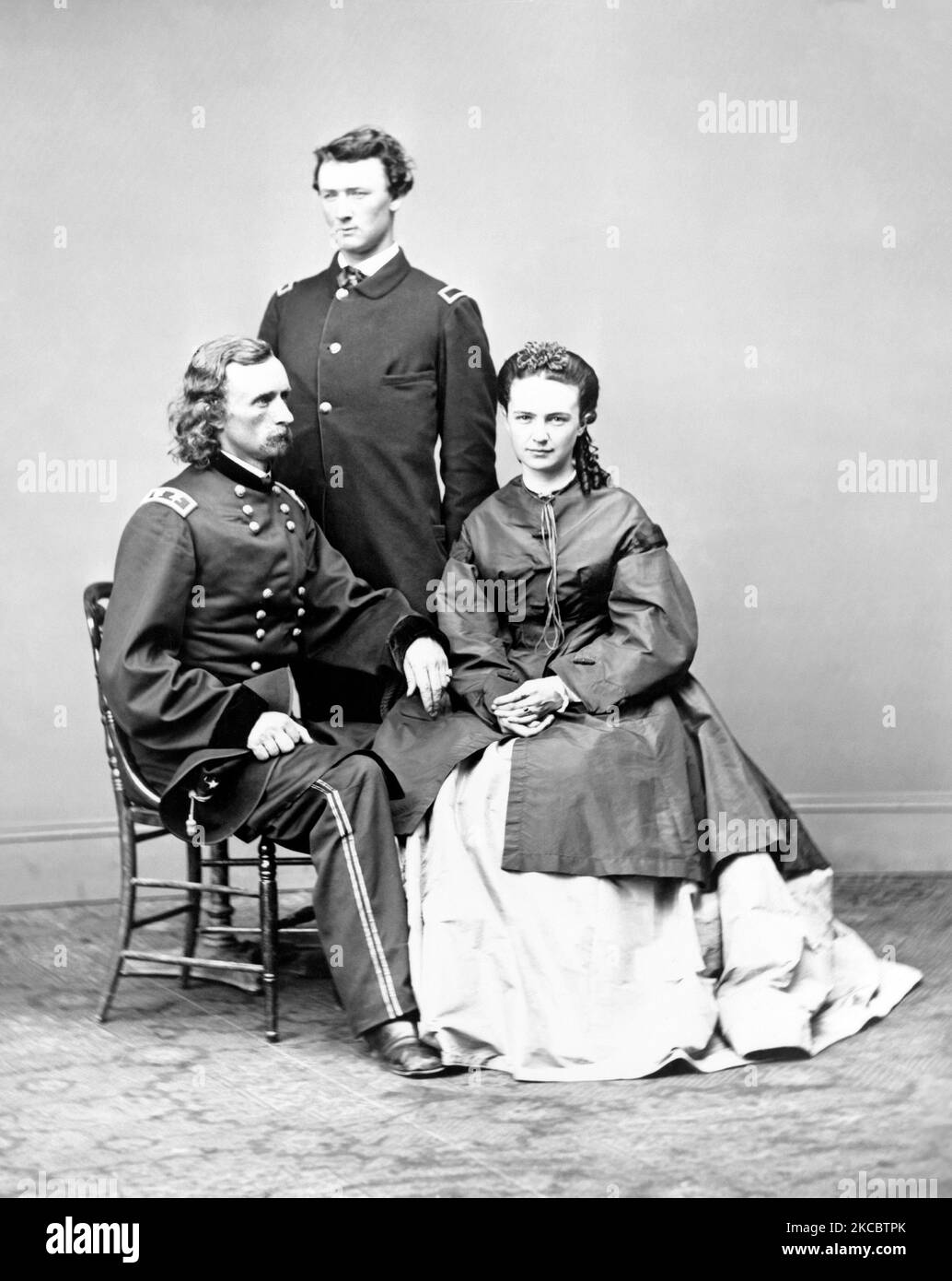George Armstrong Custer assis avec son épouse, Elizabeth Bacon Custer et son frère, Thomas Custer, 1865. Banque D'Images