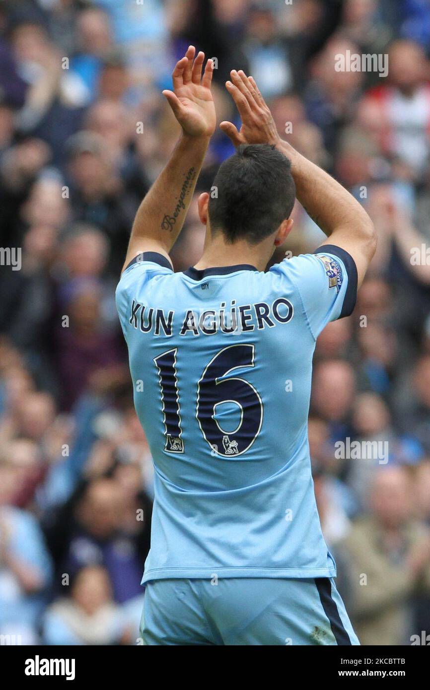 Sergio Aguero, de Manchester City, applaudit les fans après avoir marqué le deuxième but de son équipe lors du match de la Barclays Premier League entre Manchester City et Southampton au stade Etihad de Manchester le dimanche 24 mai 2015. (Photo par MI News/NurPhoto) Banque D'Images