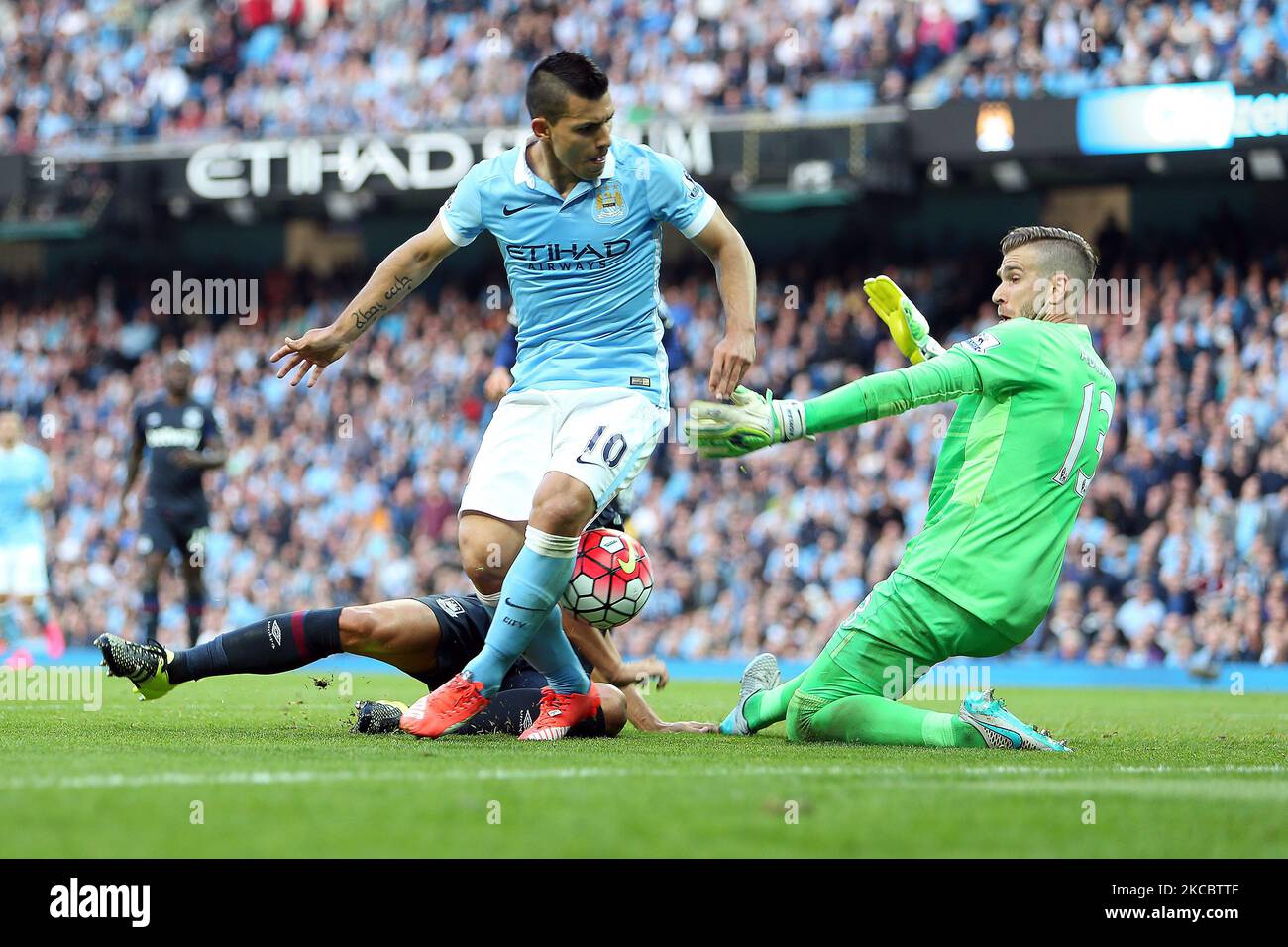 Le gardien de but West Ham et Sergio Aguero de Manchester City pendant le match Manchester City / West Ham United au stade Etihad de Manchester le samedi 19 septembre 2015 (photo de MI News/NurPhoto) Banque D'Images