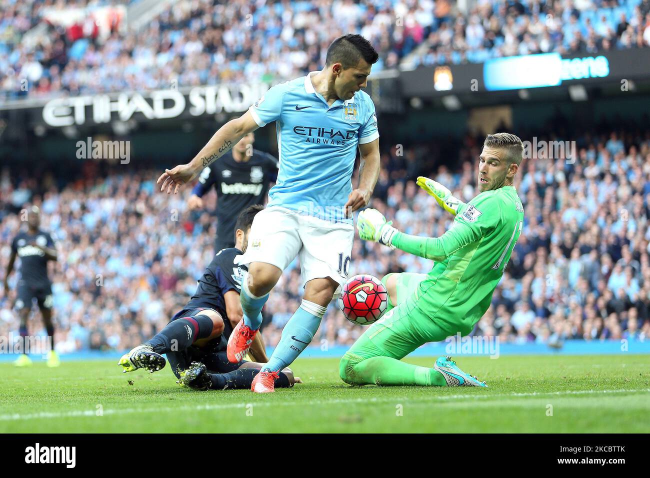 Le gardien de but West Ham et Sergio Aguero de Manchester City pendant le match Manchester City / West Ham United au stade Etihad de Manchester le samedi 19 septembre 2015 (photo de MI News/NurPhoto) Banque D'Images