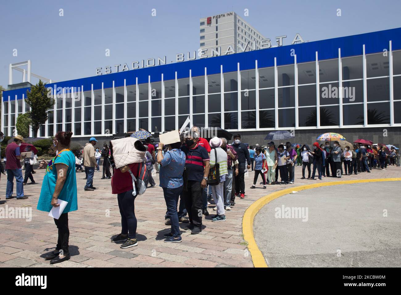 Vaccination dans le quartier de Cuauhtemoc contre le COVID-19 avec le vaccin AstraZeneca, au cours de la sixième étape du plan d'application de doses gratuites pour les adultes de plus de 60 ans à Mexico, Mexique, on 30 mars 2021. (Photo par Cristian Leyva/NurPhoto) Banque D'Images