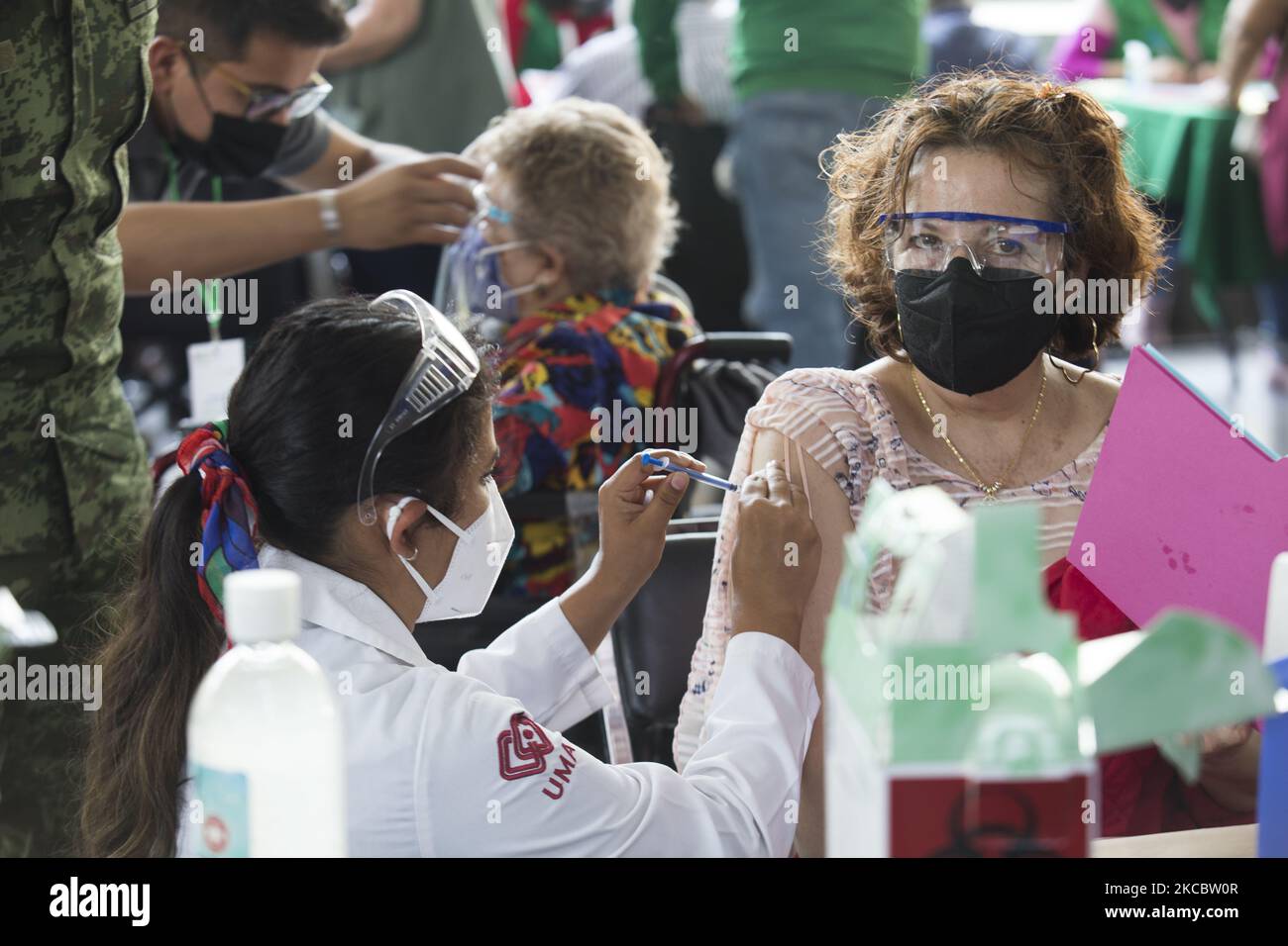 Vaccination dans le quartier de Cuauhtemoc contre le COVID-19 avec le vaccin AstraZeneca, au cours de la sixième étape du plan d'application de doses gratuites pour les adultes de plus de 60 ans à Mexico, Mexique, on 30 mars 2021. (Photo par Cristian Leyva/NurPhoto) Banque D'Images