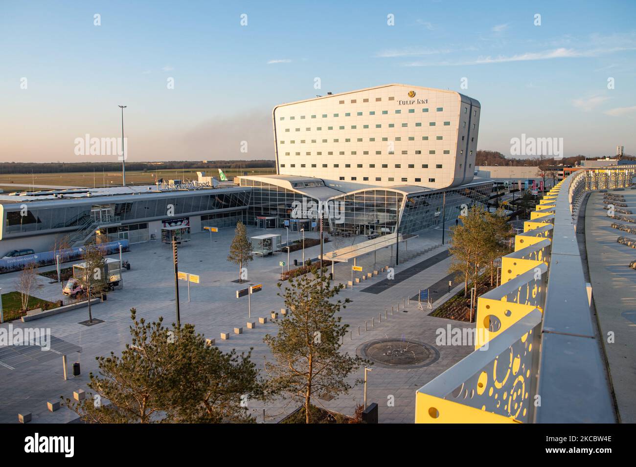 L'entrée principale, l'hôtel et le terminal de l'aéroport international néerlandais Eindhoven EIN EHEH comme vu pendant la pandémie du coronavirus COVID-19 sans la circulation habituelle des passagers et presque personne autour, pendant le coucher du soleil. Eindhoven, pays-Bas sur 30 mars 2021 (photo de Nicolas Economou/NurPhoto) Banque D'Images