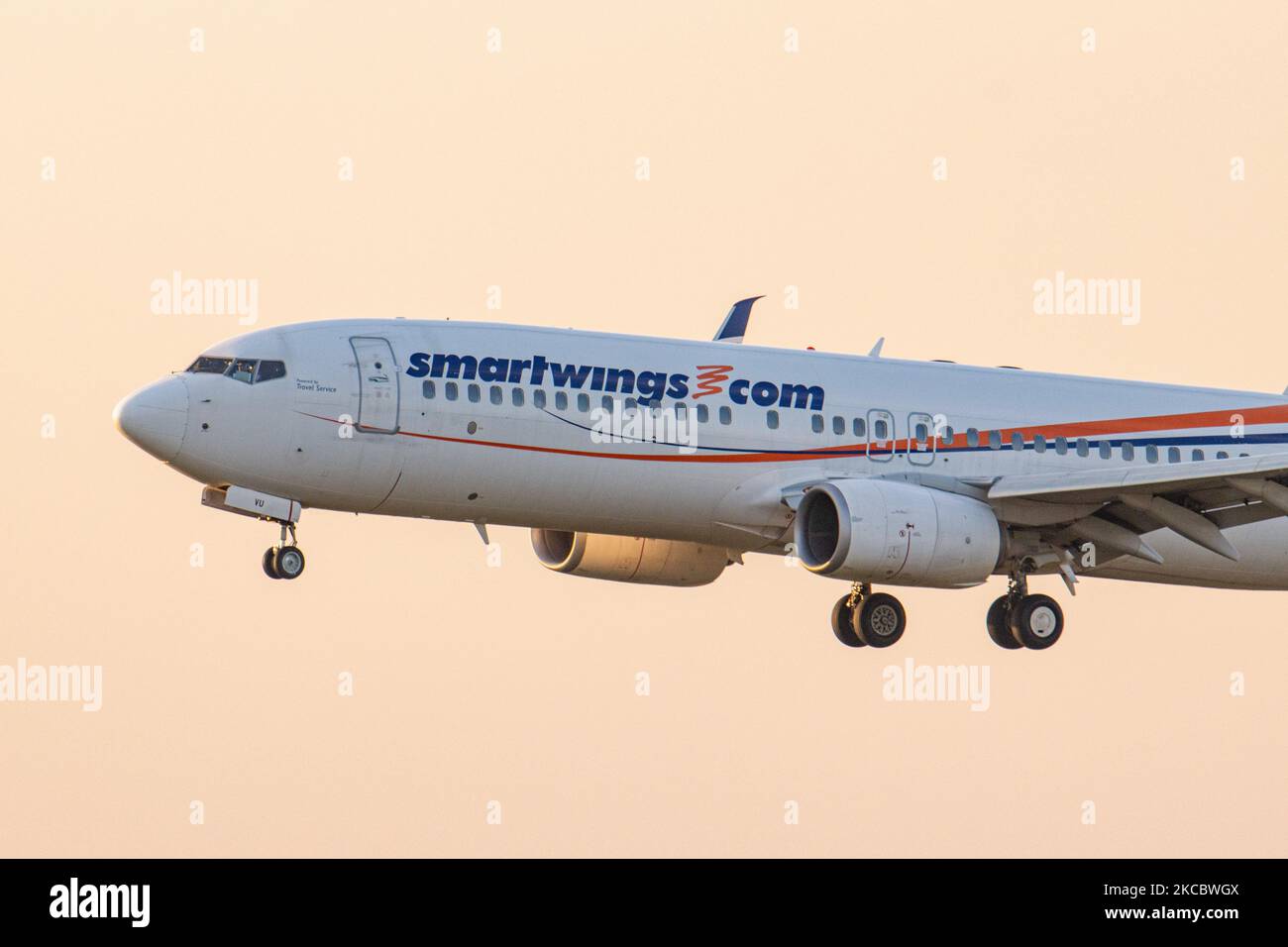 Un Boeing 737-800 SmartWings, tel qu'il a été vu, débarque à l'heure d'or magique pendant le coucher du soleil à l'aéroport international néerlandais d'Eindhoven EIN EHEH. Le vol arrive de Copenhague CPH. L'avion Boeing 738 a l'enregistrement OK-TVU et est alimenté par 2x moteurs CFMI jet. SmartWings, anciennement Travel Service, est une compagnie aérienne tchèque de loisirs à bas prix basée à Prague, assurant des vols réguliers et charter, principalement pour des vacances, des destinations de loisirs. Le nombre de passagers de l'aviation mondiale a diminué en raison des restrictions de voyage et des mesures de sécurité telles que le verrouillage, la quarantaine Banque D'Images