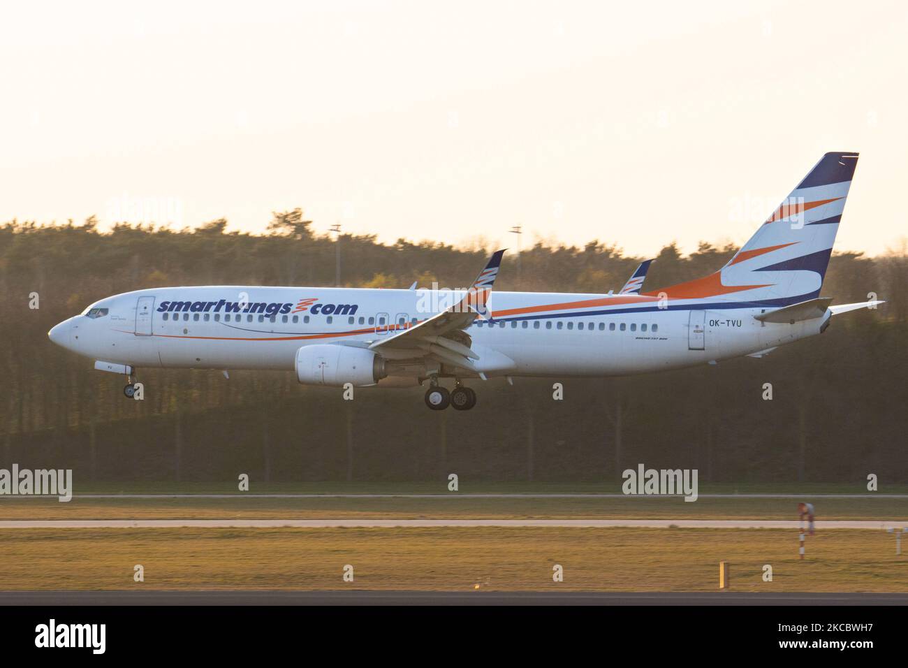 Un Boeing 737-800 SmartWings, tel qu'il a été vu, débarque à l'heure d'or magique pendant le coucher du soleil à l'aéroport international néerlandais d'Eindhoven EIN EHEH. Le vol arrive de Copenhague CPH. L'avion Boeing 738 a l'enregistrement OK-TVU et est alimenté par 2x moteurs CFMI jet. SmartWings, anciennement Travel Service, est une compagnie aérienne tchèque de loisirs à bas prix basée à Prague, assurant des vols réguliers et charter, principalement pour des vacances, des destinations de loisirs. Le nombre de passagers de l'aviation mondiale a diminué en raison des restrictions de voyage et des mesures de sécurité telles que le verrouillage, la quarantaine Banque D'Images