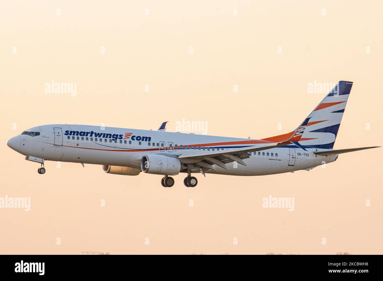 Un Boeing 737-800 SmartWings, tel qu'il a été vu, débarque à l'heure d'or magique pendant le coucher du soleil à l'aéroport international néerlandais d'Eindhoven EIN EHEH. Le vol arrive de Copenhague CPH. L'avion Boeing 738 a l'enregistrement OK-TVU et est alimenté par 2x moteurs CFMI jet. SmartWings, anciennement Travel Service, est une compagnie aérienne tchèque de loisirs à bas prix basée à Prague, assurant des vols réguliers et charter, principalement pour des vacances, des destinations de loisirs. Le nombre de passagers de l'aviation mondiale a diminué en raison des restrictions de voyage et des mesures de sécurité telles que le verrouillage, la quarantaine Banque D'Images