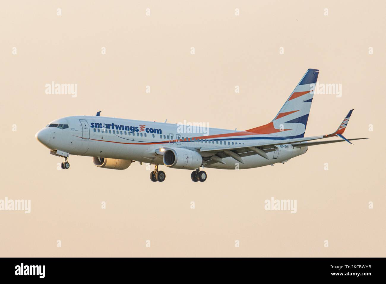 Un Boeing 737-800 SmartWings, tel qu'il a été vu, débarque à l'heure d'or magique pendant le coucher du soleil à l'aéroport international néerlandais d'Eindhoven EIN EHEH. Le vol arrive de Copenhague CPH. L'avion Boeing 738 a l'enregistrement OK-TVU et est alimenté par 2x moteurs CFMI jet. SmartWings, anciennement Travel Service, est une compagnie aérienne tchèque de loisirs à bas prix basée à Prague, assurant des vols réguliers et charter, principalement pour des vacances, des destinations de loisirs. Le nombre de passagers de l'aviation mondiale a diminué en raison des restrictions de voyage et des mesures de sécurité telles que le verrouillage, la quarantaine Banque D'Images