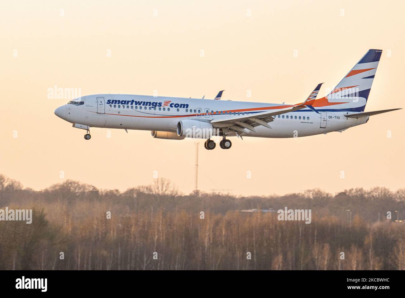Un Boeing 737-800 SmartWings, tel qu'il a été vu, débarque à l'heure d'or magique pendant le coucher du soleil à l'aéroport international néerlandais d'Eindhoven EIN EHEH. Le vol arrive de Copenhague CPH. L'avion Boeing 738 a l'enregistrement OK-TVU et est alimenté par 2x moteurs CFMI jet. SmartWings, anciennement Travel Service, est une compagnie aérienne tchèque de loisirs à bas prix basée à Prague, assurant des vols réguliers et charter, principalement pour des vacances, des destinations de loisirs. Le nombre de passagers de l'aviation mondiale a diminué en raison des restrictions de voyage et des mesures de sécurité telles que le verrouillage, la quarantaine Banque D'Images