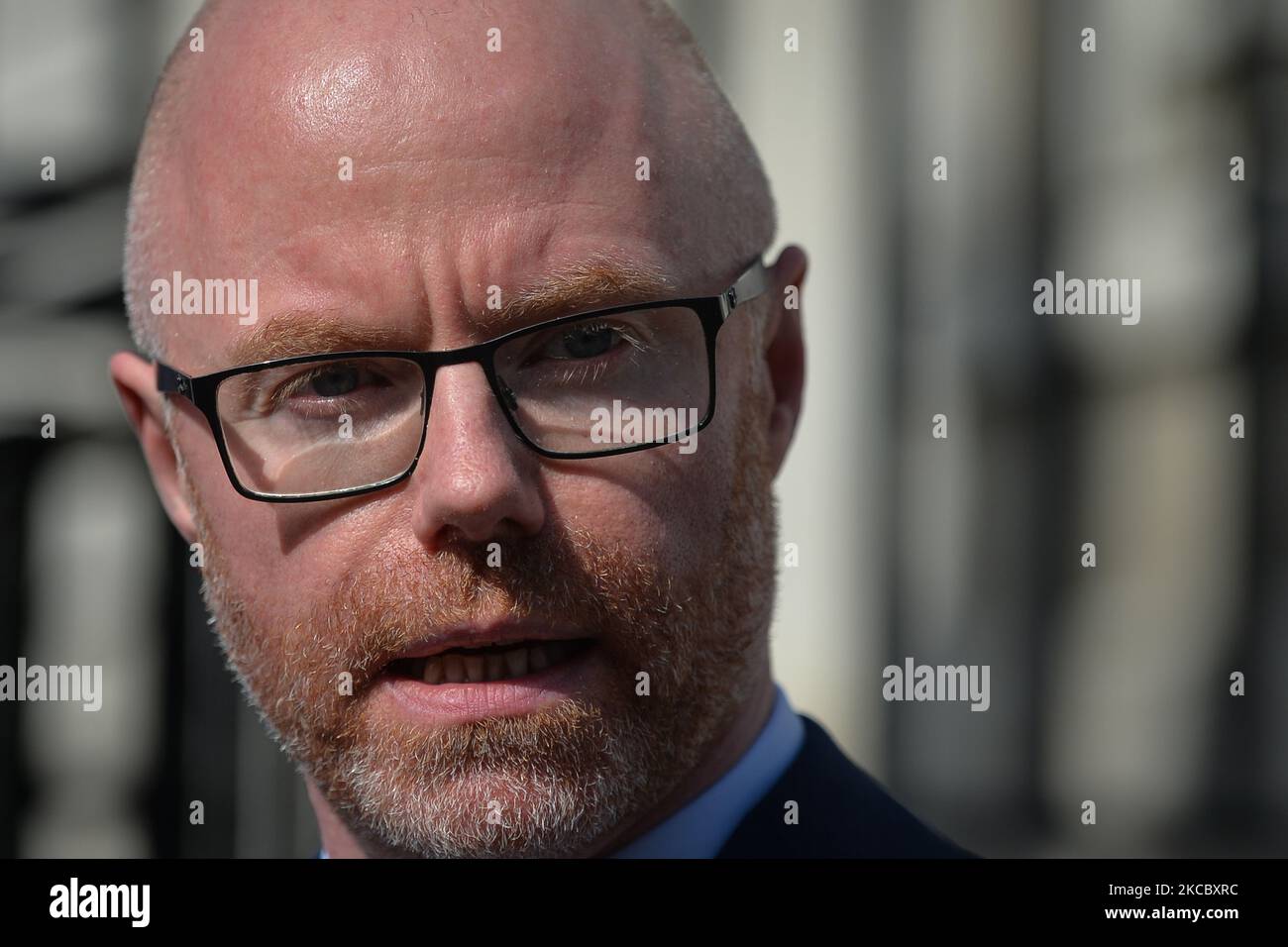 Stephen Donnelly, ministre de la Santé, s'adresse aux médias à l'extérieur des édifices gouvernementaux de Dublin avant la réunion du Cabinet. Le mardi 30 mars 2021, à Dublin, Irlande. (Photo par Artur Widak/NurPhoto) Banque D'Images