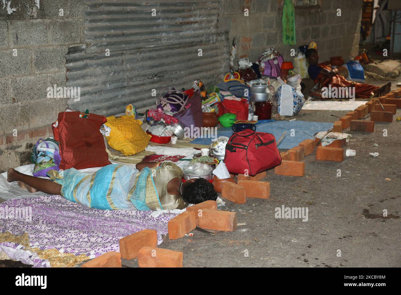 Les femmes hindoues dorment le long du bord de la route pour obtenir un lieu pour le lendemain matin pour cuisiner pongala près du temple de Bhagavathy Attukal la nuit du 9th jour du festival de 10 jours Attukal Pongala Mahotsavam dans la ville de Thiruvananthapuram (Trivandrum), Kerala, en Inde, sur 19 février 2019. Le festival Attukal Pongala Mahotsavam est célébré chaque année par des millions de femmes hindoues. Au cours de ce festival, les femmes préparent le Pongala (riz cuit avec des jaggery, ghee, noix de coco ainsi que d'autres ingrédients) à l'ouverture dans de petits pots pour plaire à la déesse Attukal Devi (populairement connu sous le nom d'Attukal am Banque D'Images