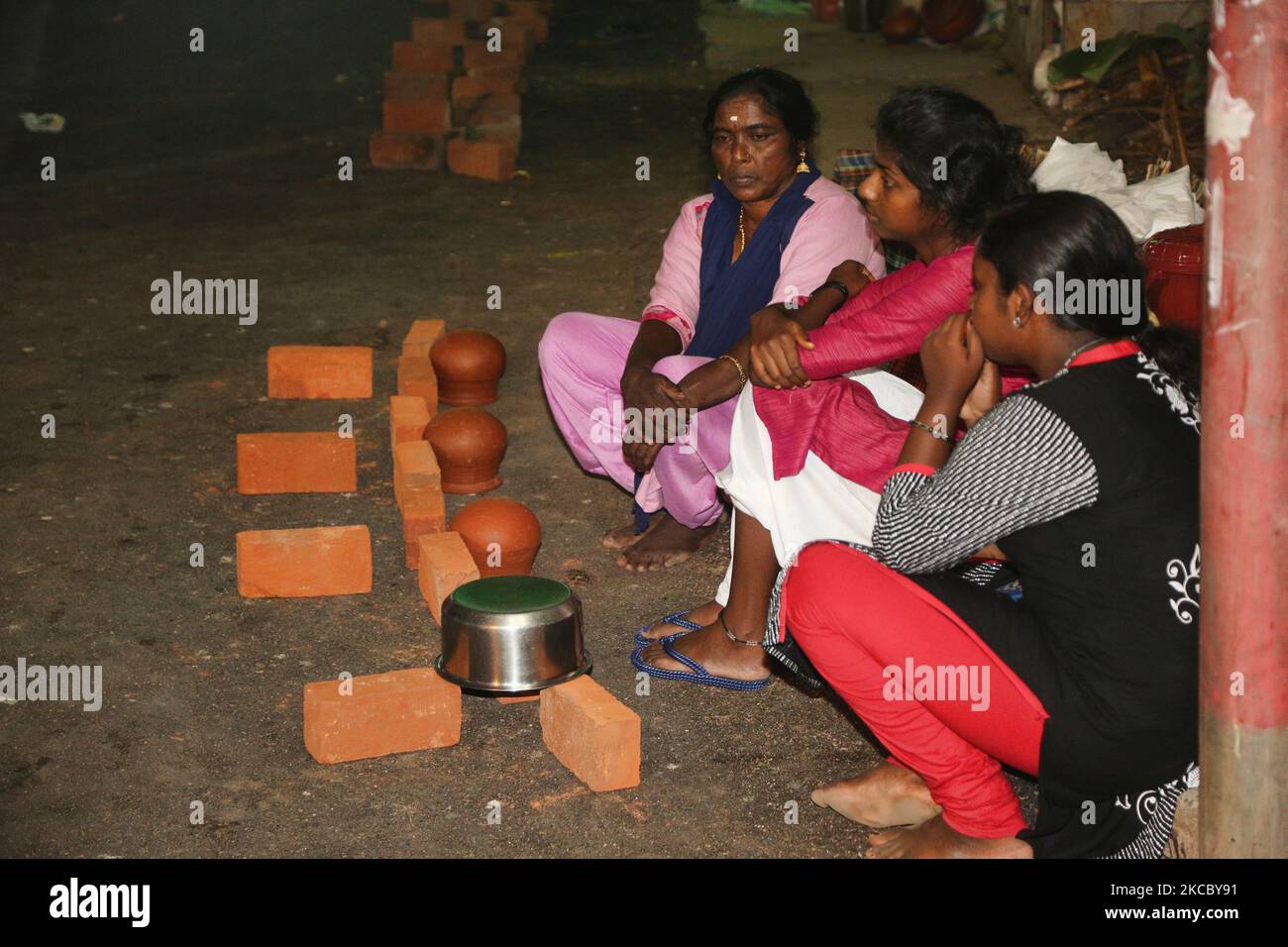 Des femmes hindoues s'assoient le long du bord de la route pendant la nuit pour s'assurer un lieu pour le lendemain matin pour cuisiner le pongala près du temple Attakal Bhagavathy la nuit du 9th jour du festival Attukal Pongala Mahotsavam de 10 jours dans la ville de Thiruvananthapuram (Trivandrum), Kerala, en Inde, sur 19 février 2019. Le festival Attukal Pongala Mahotsavam est célébré chaque année par des millions de femmes hindoues. Au cours de ce festival, les femmes préparent le Pongala (riz cuit avec des jaggery, ghee, noix de coco ainsi que d'autres ingrédients) à l'ouverture dans de petits pots pour plaire à la déesse Attukal Devi (populairement connu sous le nom d'Attukal Amma Banque D'Images