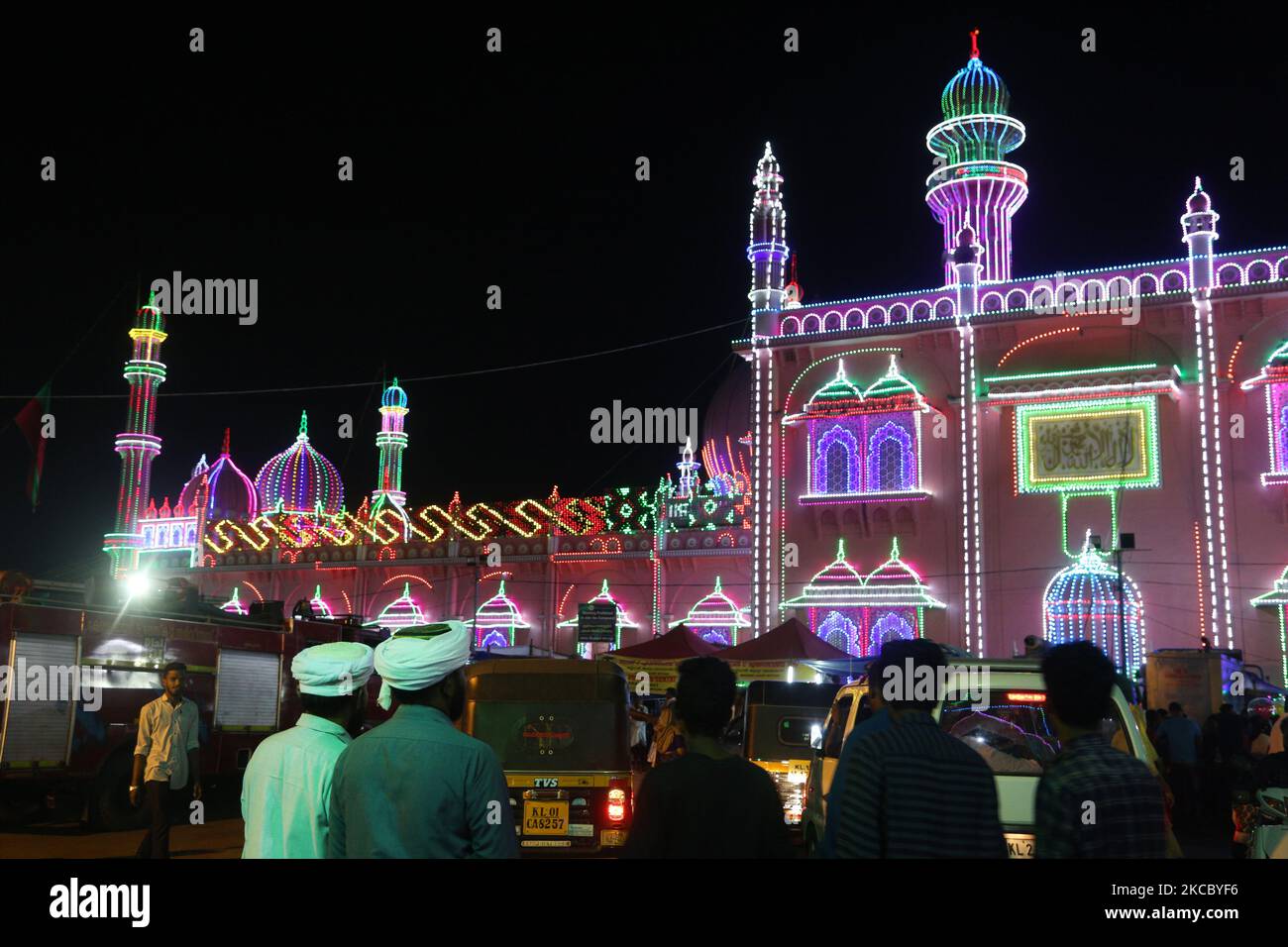 La mosquée Beemapally (Beemapally Dargah Shareef) est illuminée pendant le festival Beemapally Uroos (également connu sous le nom de Chandanakudam Mahotsavam ou Beebapally Urs Festival) sur 15 février 2019 à Thiruvananthapuram (Trivandrum), Kerala, Inde. La mosquée Beemapally est célèbre pour son Ours annuel qui attire des tronnets de pèlerins de tous horizons. Le dernier jour de l'Ours, un drapeau de la tombe de Beema Bibi est pris et il y a une grande procession avec des éléphants en caparisonés et la musique du panchavadyam (cinq instruments). Le festival marque l'anniversaire de la mort de Syedunnisa Beema be Banque D'Images