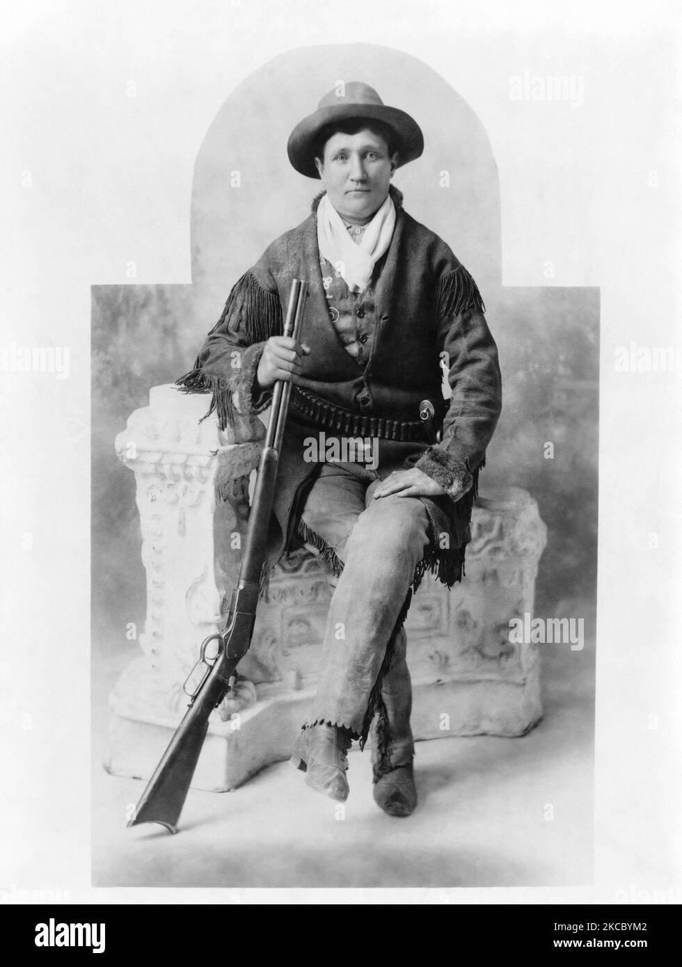 Martha Canary, populairement connue sous le nom de calamity Jane, assise avec son fusil. Banque D'Images