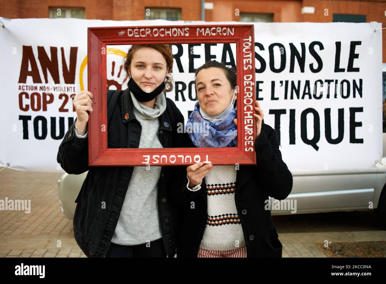 Un activiste pose pour un portrait à l'intérieur d'un cadre lisant "décrochez Macron, tous les décrochant". Des membres et des activistes de l'ONG ANV-COP21 (c'est-à-dire action non violente-COP21) se sont réunis devant le palais de justice de Toulouse pour le procès de trois personnes accusées d'avoir pris des portraits du président français Macron à l'intérieur de la mairie de Merenvielle près de Toulouse en 2019. Ils voulaient dénoncer l'"inaction" de Macron contre le changement climatique et contre la crise de la biodiversité. Ils pourraient être condamnés à une amende pouvant aller jusqu'à €75 000 ans et cinq ans de prison. Le procureur a demandé une amende de probation de 200 euros. Geneviève Azan (économie Banque D'Images